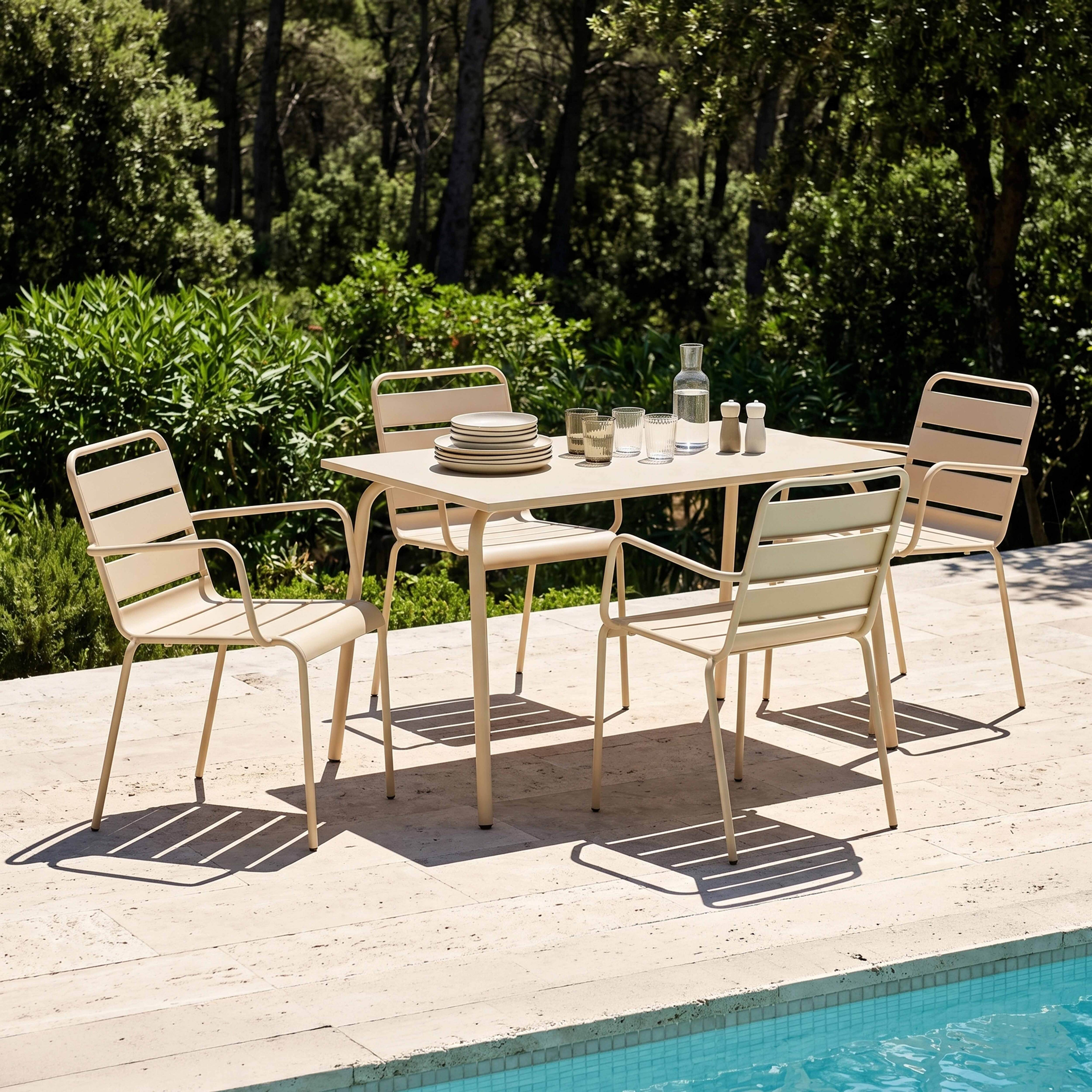 Essgruppe für draußen mit vier Stühlen und Tisch, neben einem Pool.