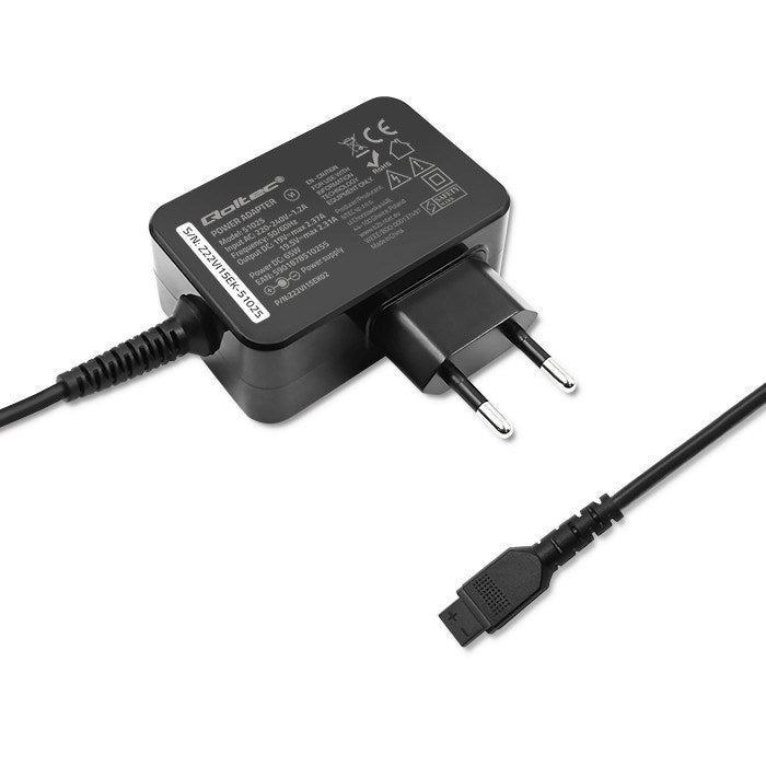 Adattatore di alimentazione Qoltec nero con spina europea e cavo USB. L'etichetta mostra modello e specifiche.