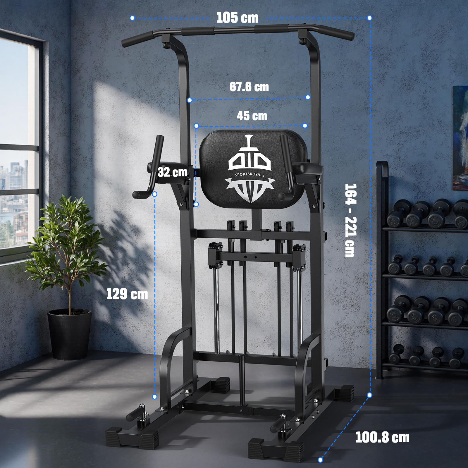 Ein schwarzes Klimmzuggerät mit Maßangaben in einem Fitnessstudio. Hantelständer im Hintergrund.
