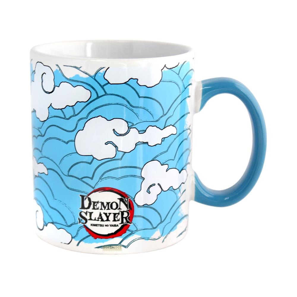 Una taza blanca con patrón azul de olas y nubes y el logo de Demon Slayer.