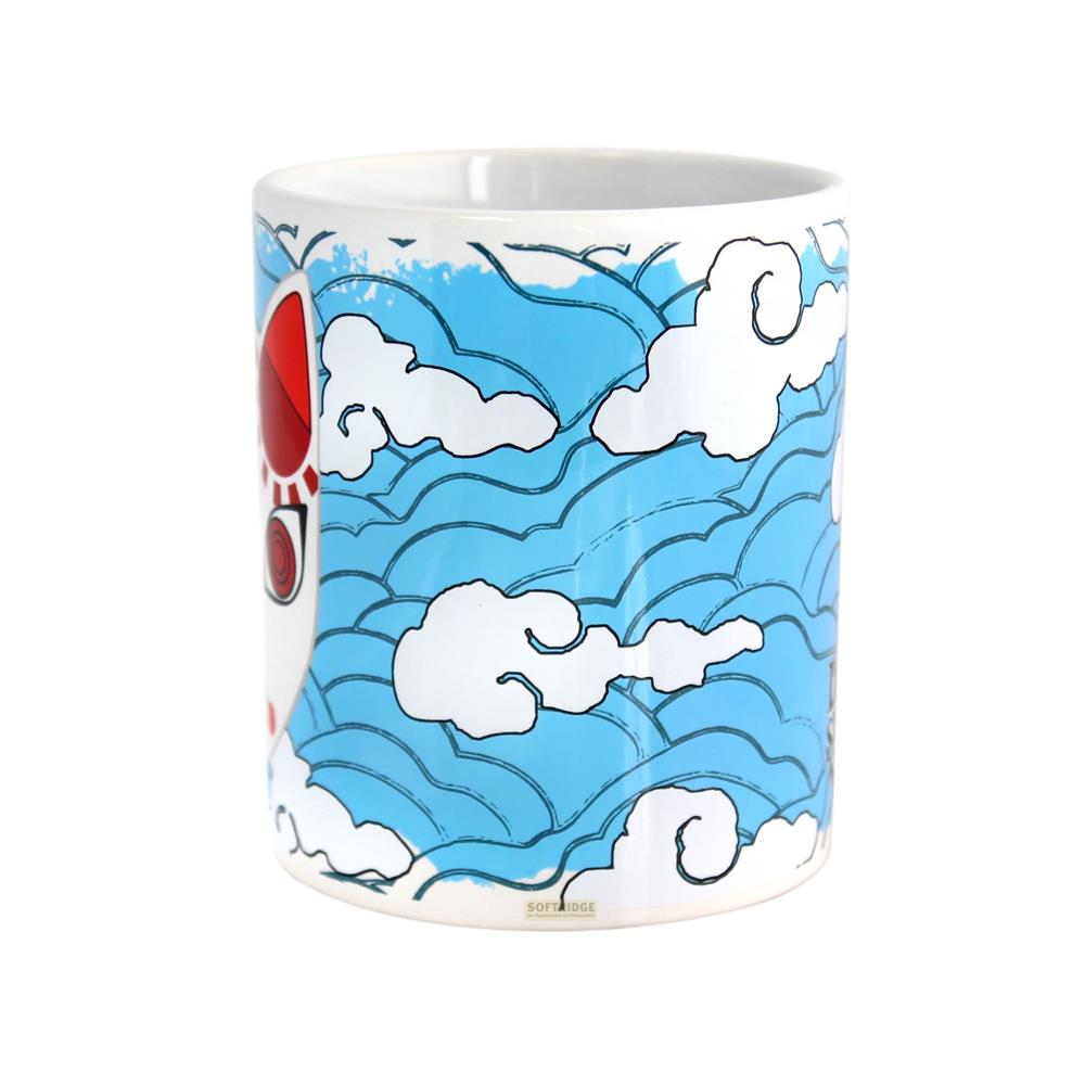 Una taza blanca con patrón de olas azules y nubes blancas.