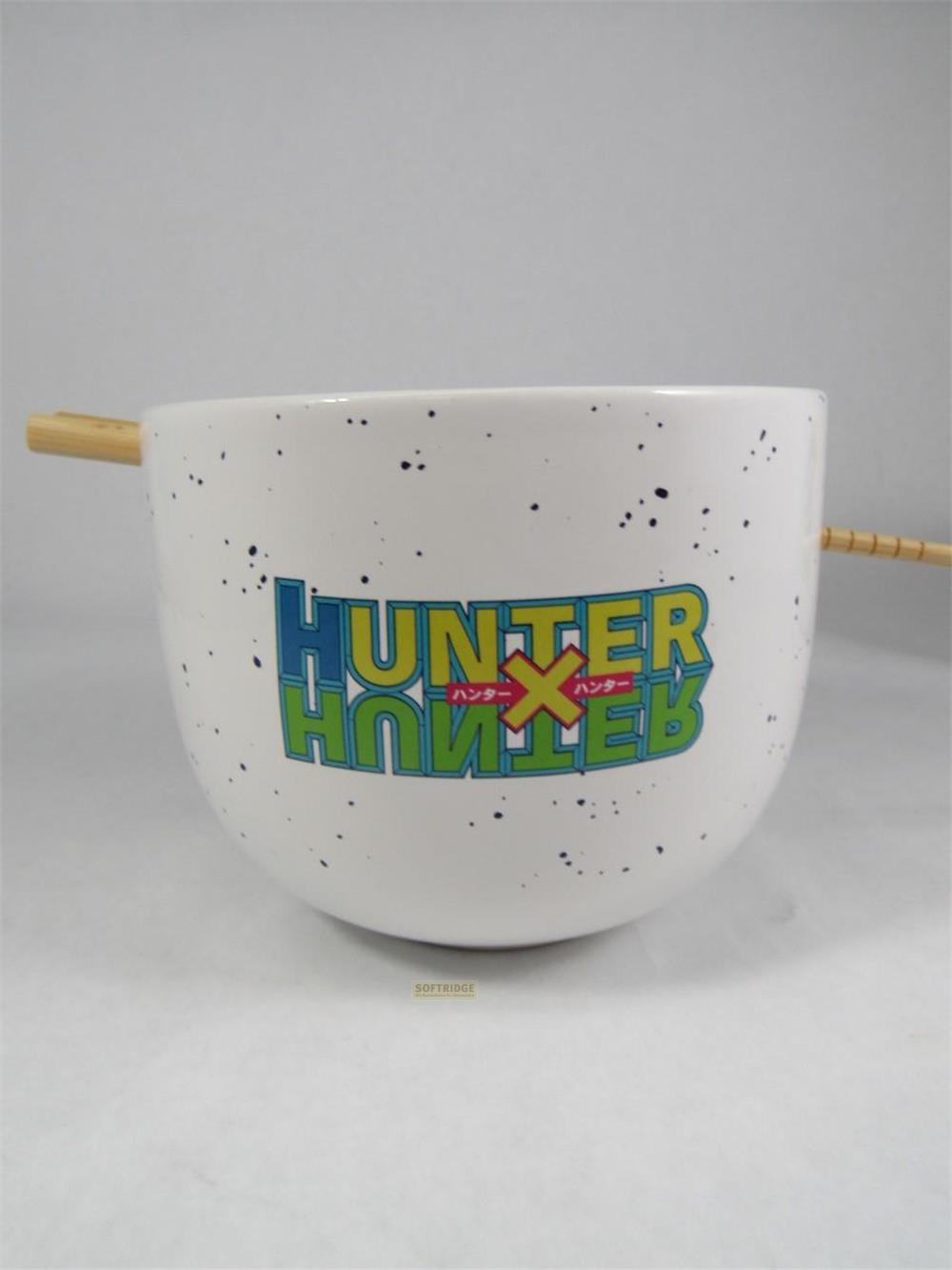 Un cuenco blanco salpicado con el logo de Hunter x Hunter. Asas de madera.