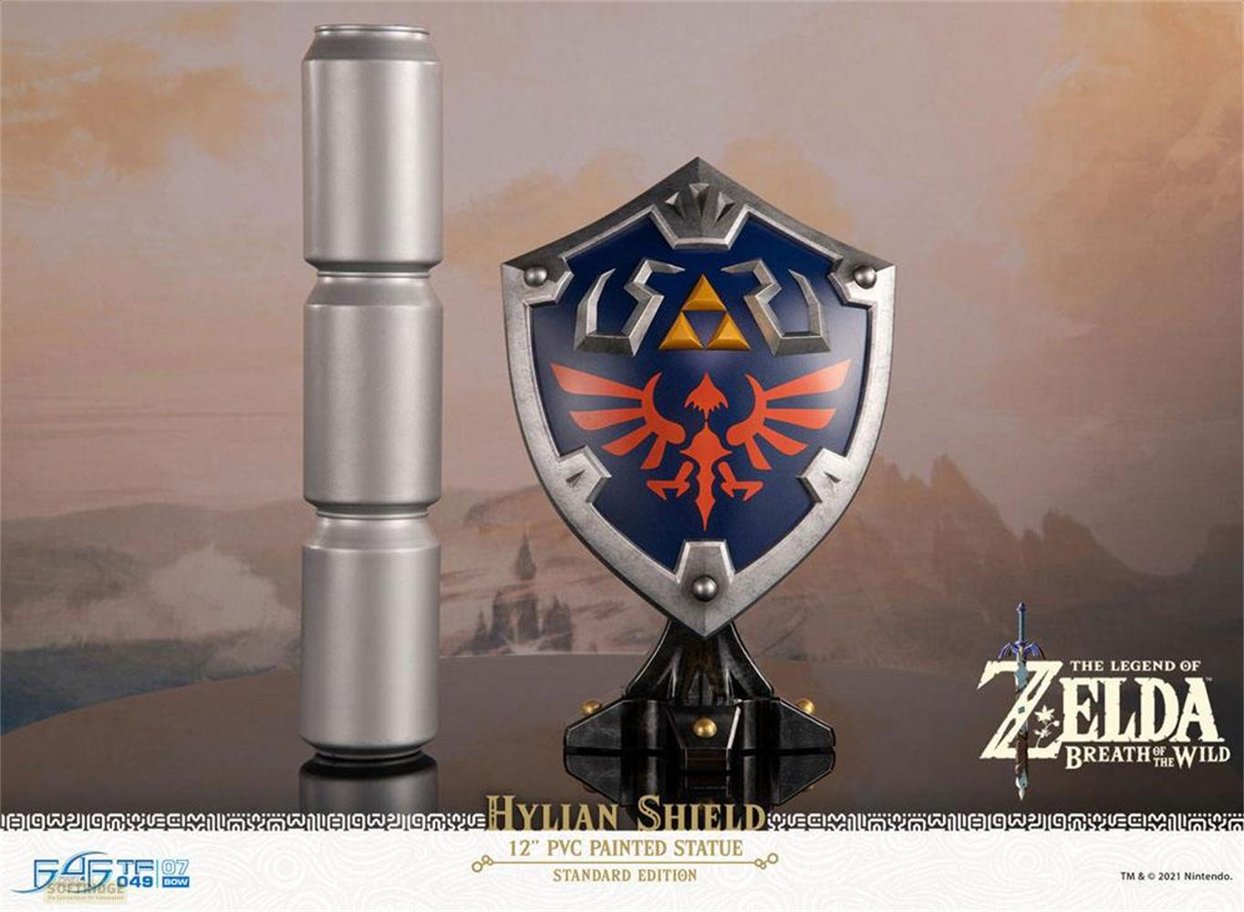 Ein silberner Stab steht links neben dem Hyrule-Schild aus Zelda.
