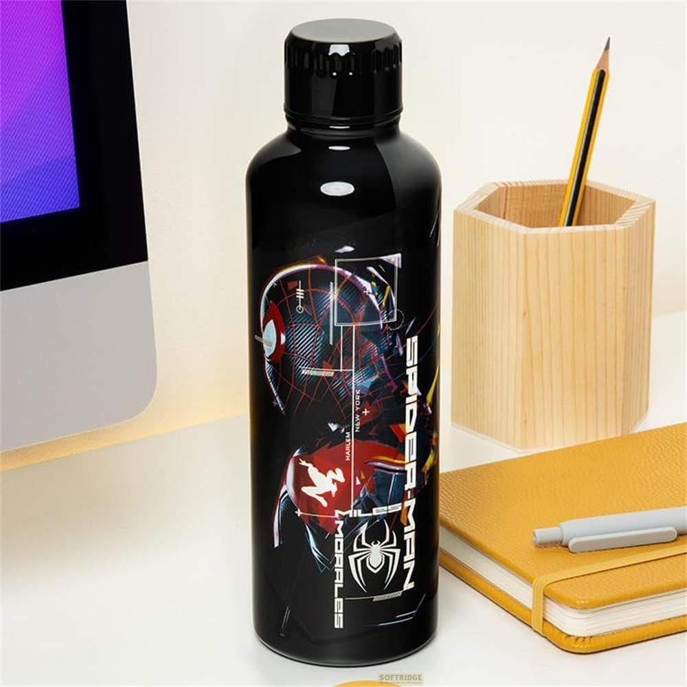 Schwarze Spiderman-Flasche mit Miles Morales-Design. Steht neben einem Holzstiftbecher.