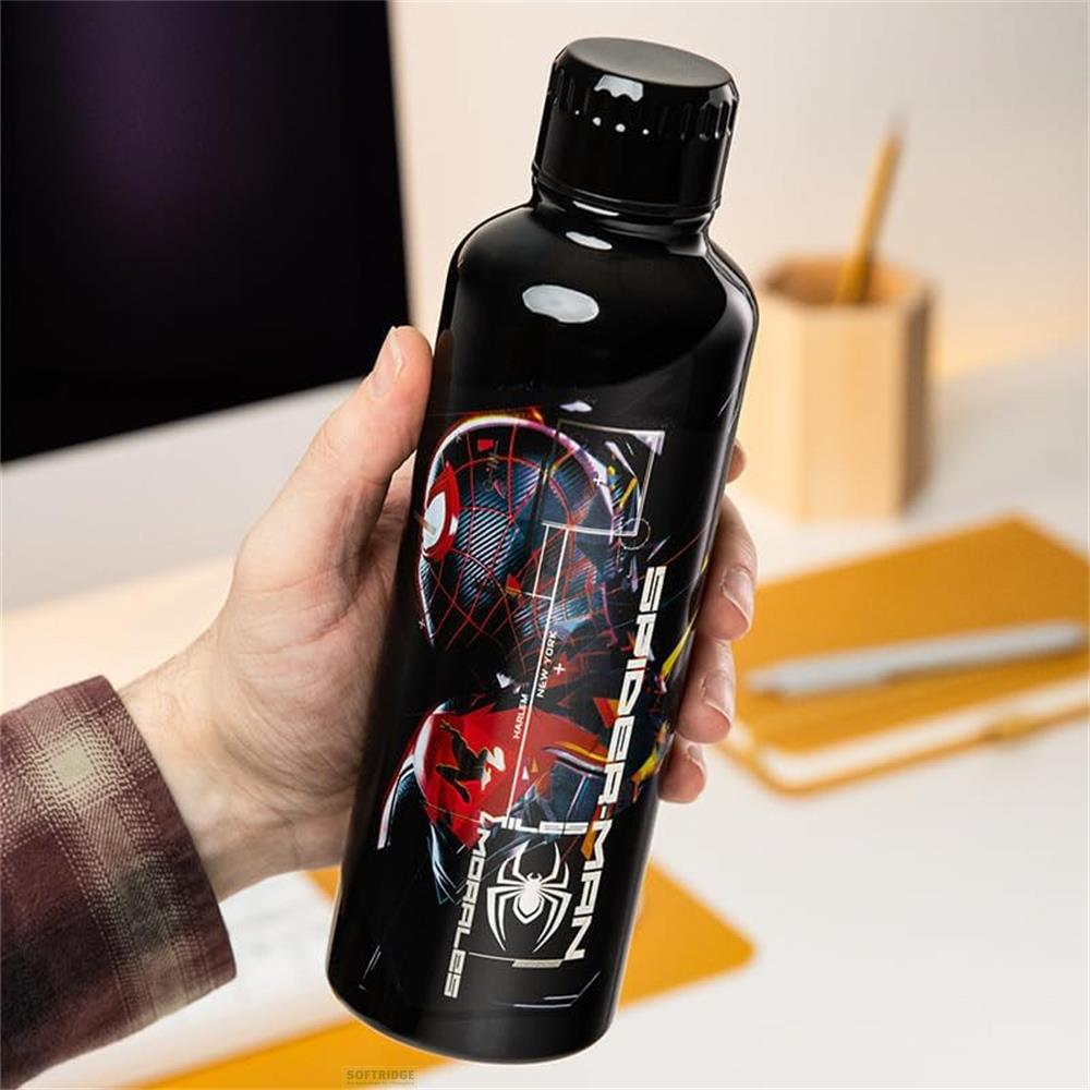 Schwarze Wasserflasche mit Spiderman-Motiv, gehalten von einer Hand.