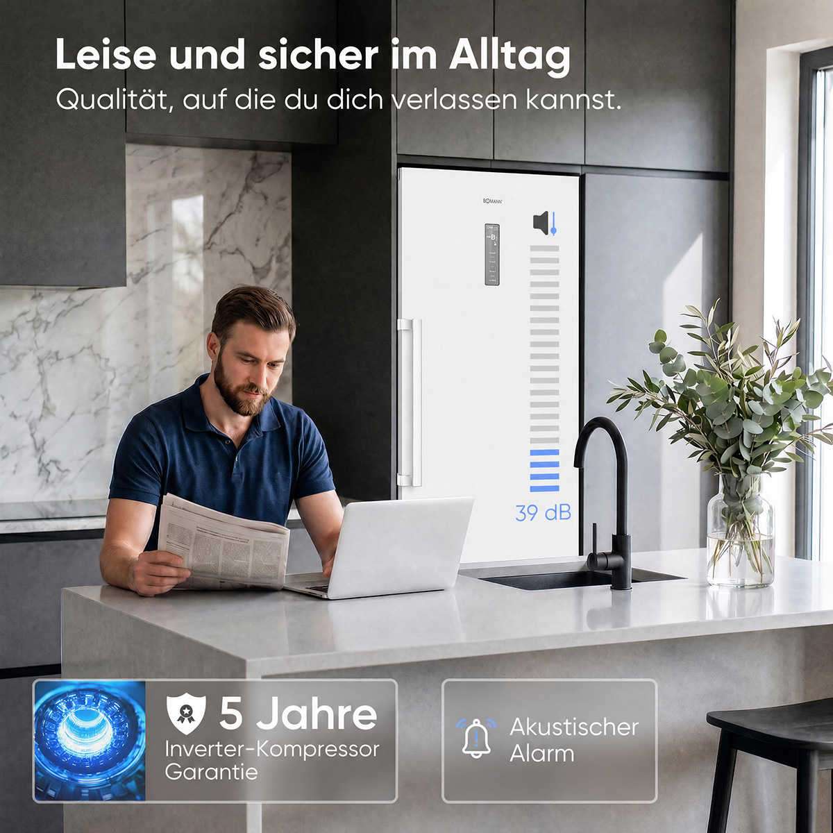 Mann liest Zeitung am Küchentresen neben einem weißen Kühlschrank.
