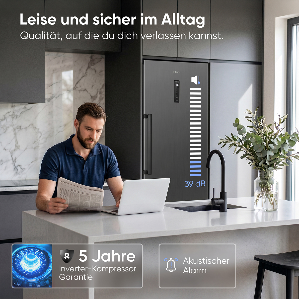 Mann liest Zeitung neben Laptop vor schwarzem Kühlschrank mit dB-Anzeige.