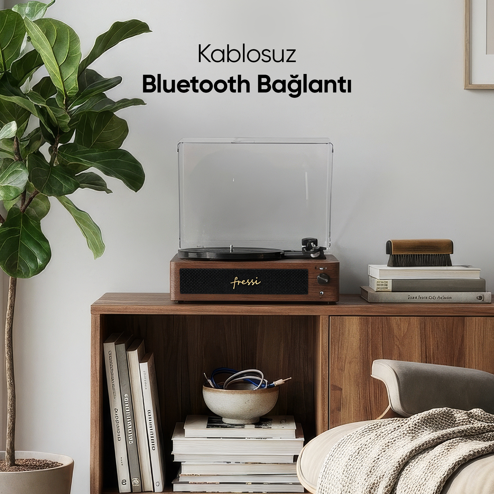 Ahşap pikap, bitki ve kitapların yanında rafta duruyor. Metin: 'Kablosuz Bluetooth Bağlantı'.