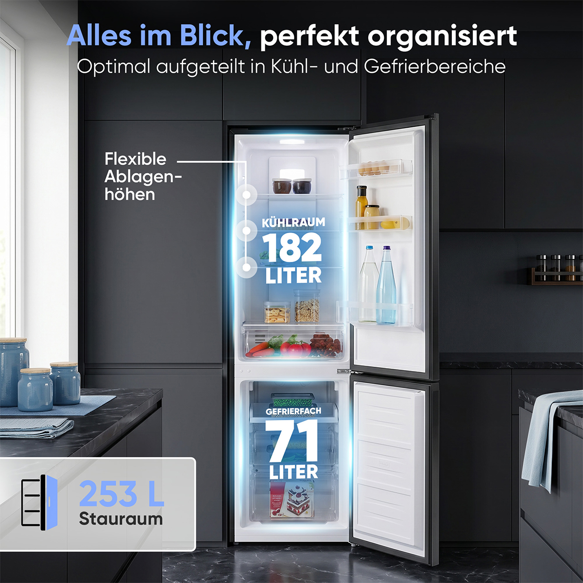 Offener Kühlschrank mit Beschriftungen zu Kühl- und Gefrierbereichen und Gesamtvolumen.