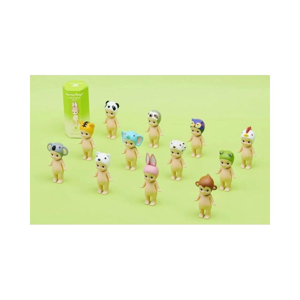 Elf kleine Figuren mit Tierköpfen stehen auf einem hellgrünen Hintergrund.