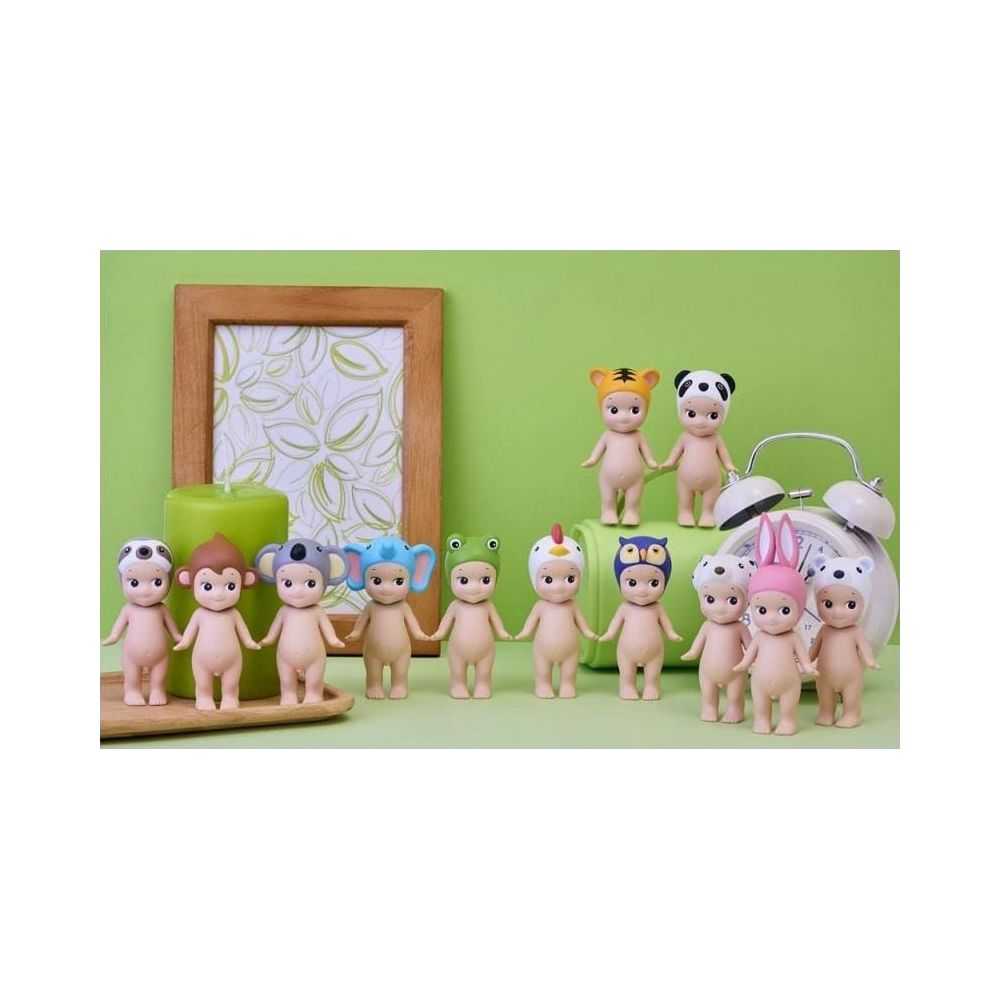 Elf kleine Figuren in Tierkostümen stehen vor einem grünen Hintergrund.