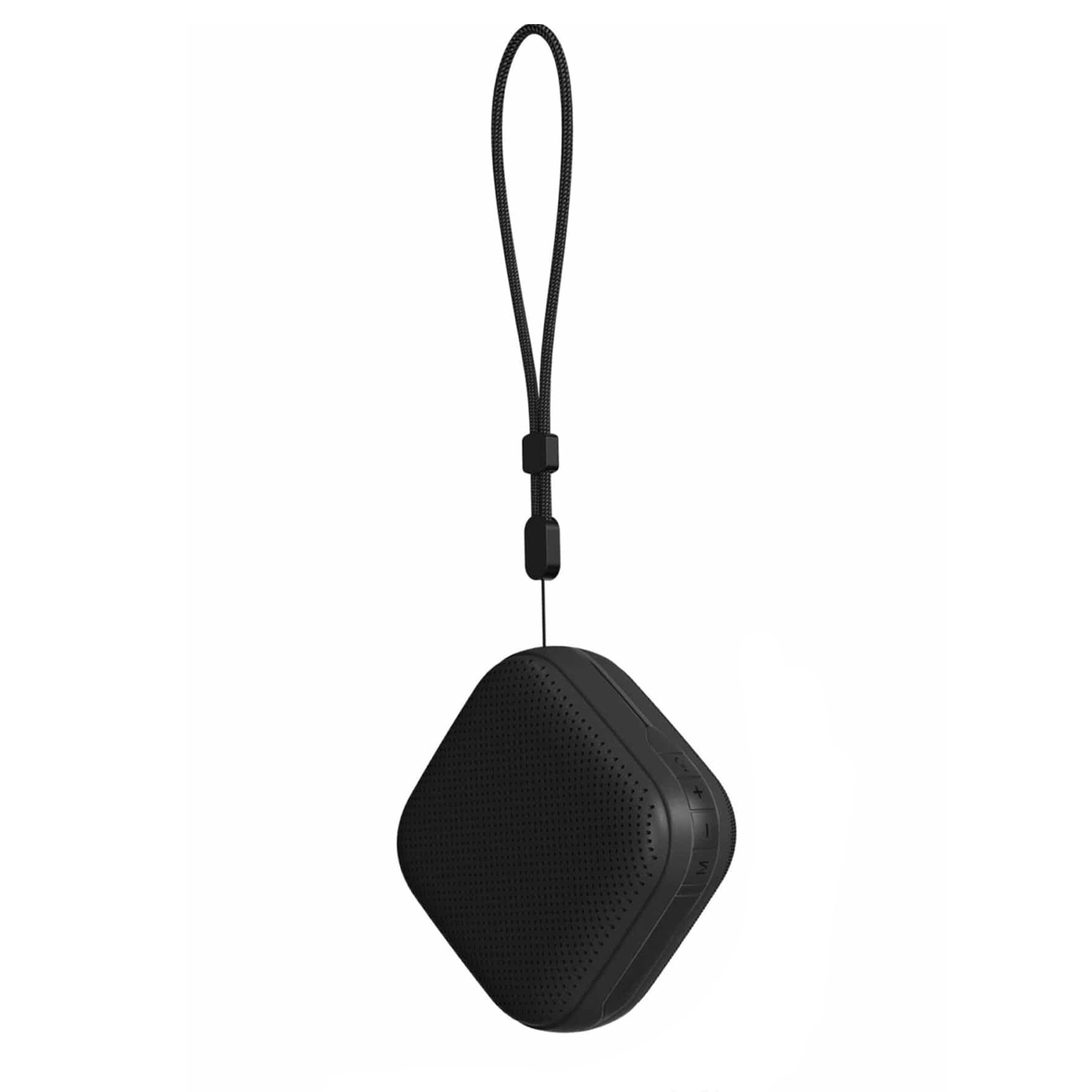 Un pequeño altavoz negro con cordón cuelga sobre fondo blanco.