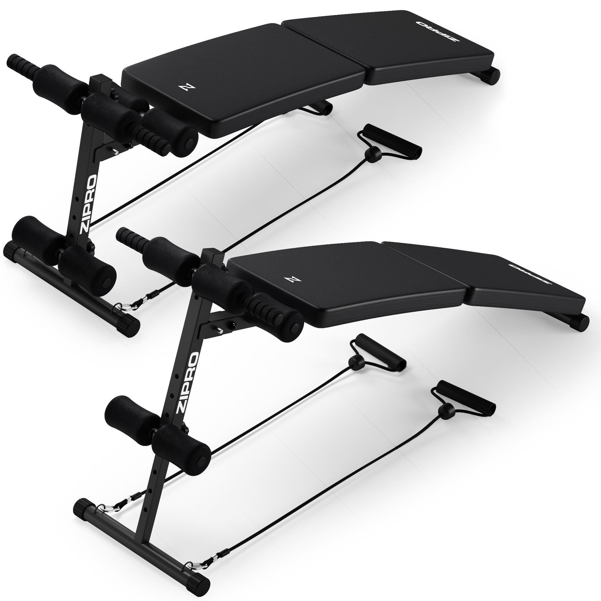 Zwei schwarze Fitnessbänke mit gepolsterten Beinstützen und Expanderseilen.