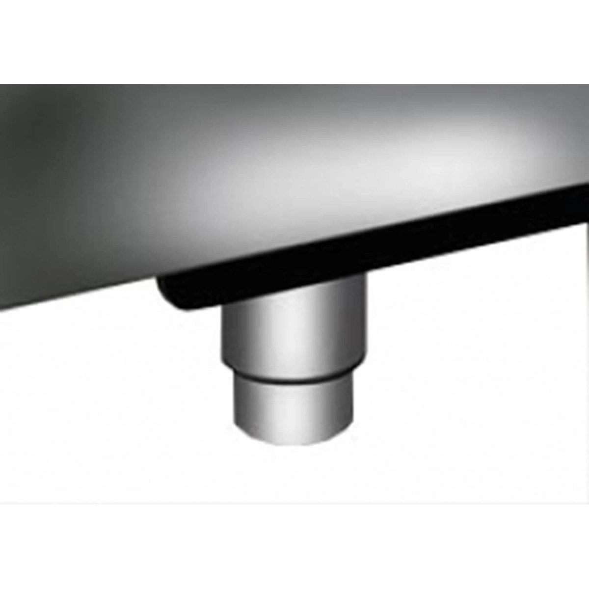 Una pata cilíndrica plateada sobresale de debajo de una mesa.