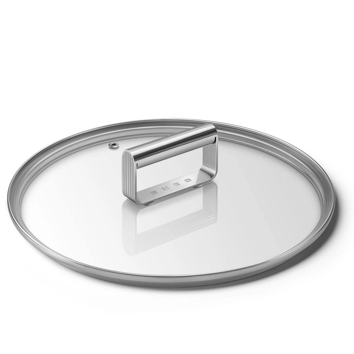 Tapa de cristal con asa plateada con el logo "SMEG".