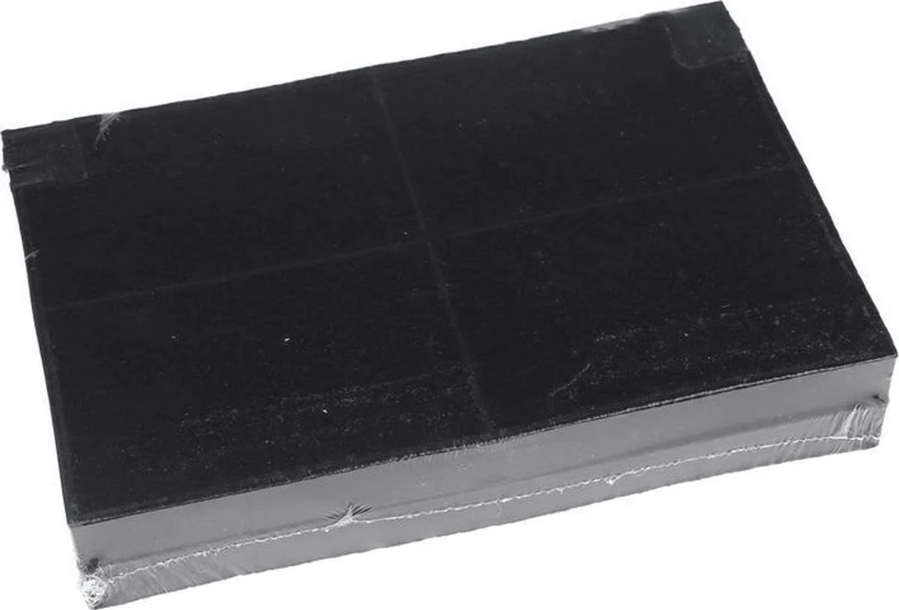 Filtro a carbone nero, rettangolare, avvolto nella plastica.