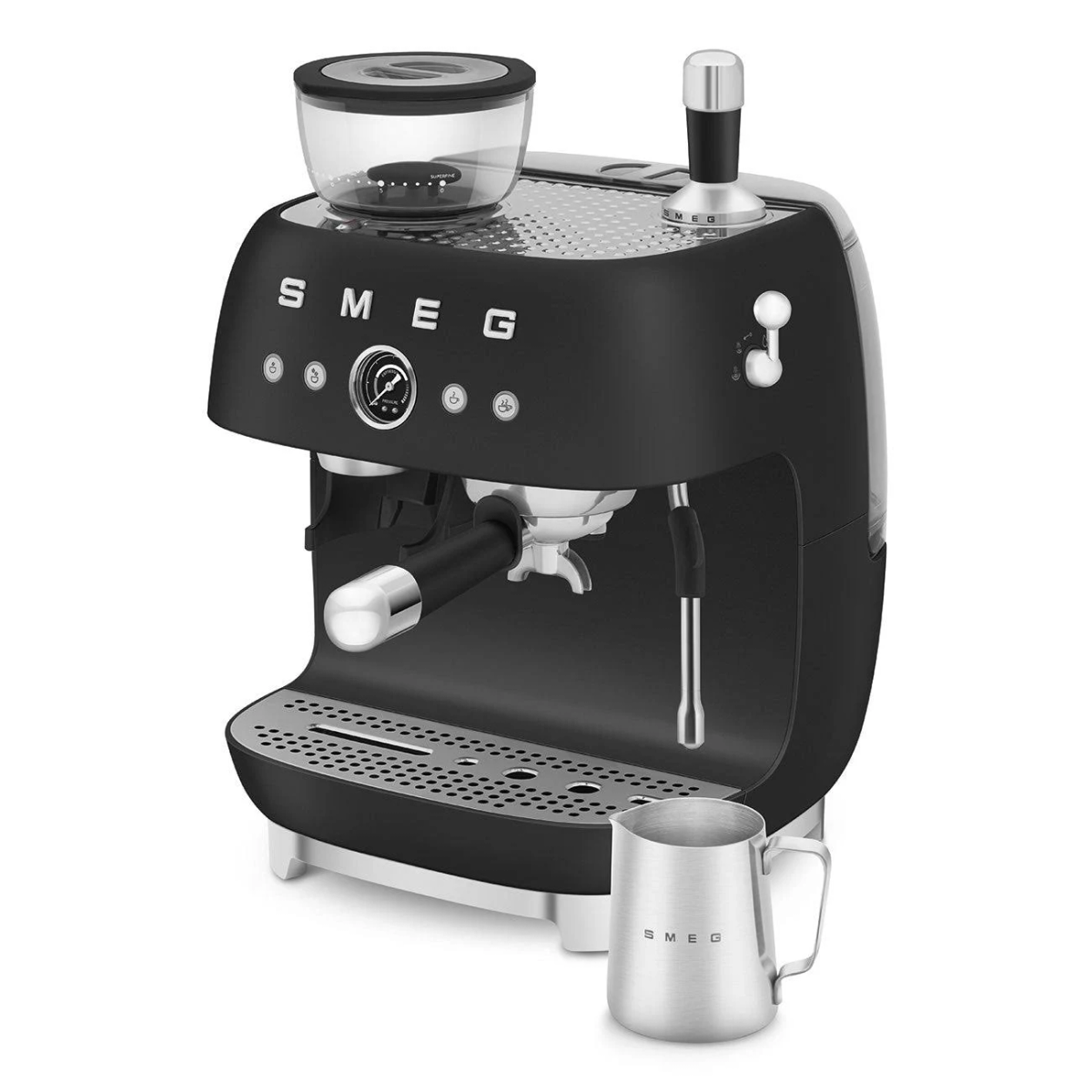 Máquina de café negra con molinillo y tamper integrados, junto a una jarra de leche.