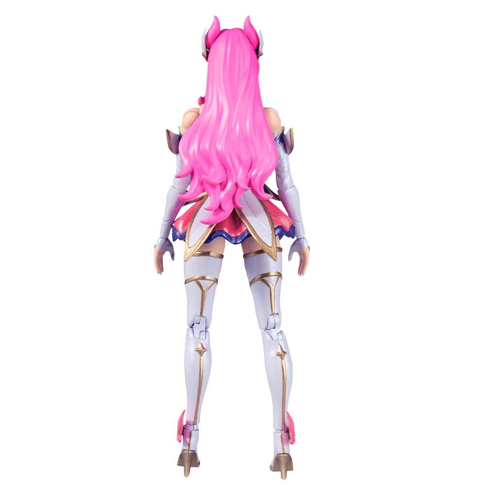 Vista posteriore di un action figure con lunghi capelli rosa e abbigliamento futurista bianco e oro su sfondo bianco.