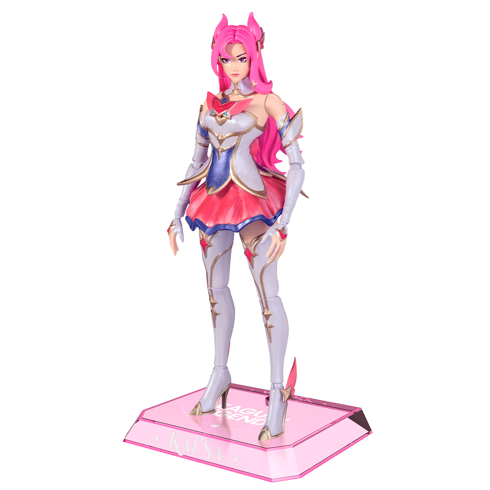 Figura di donna con capelli rosa in outfit bianco/rosso su base rosa.