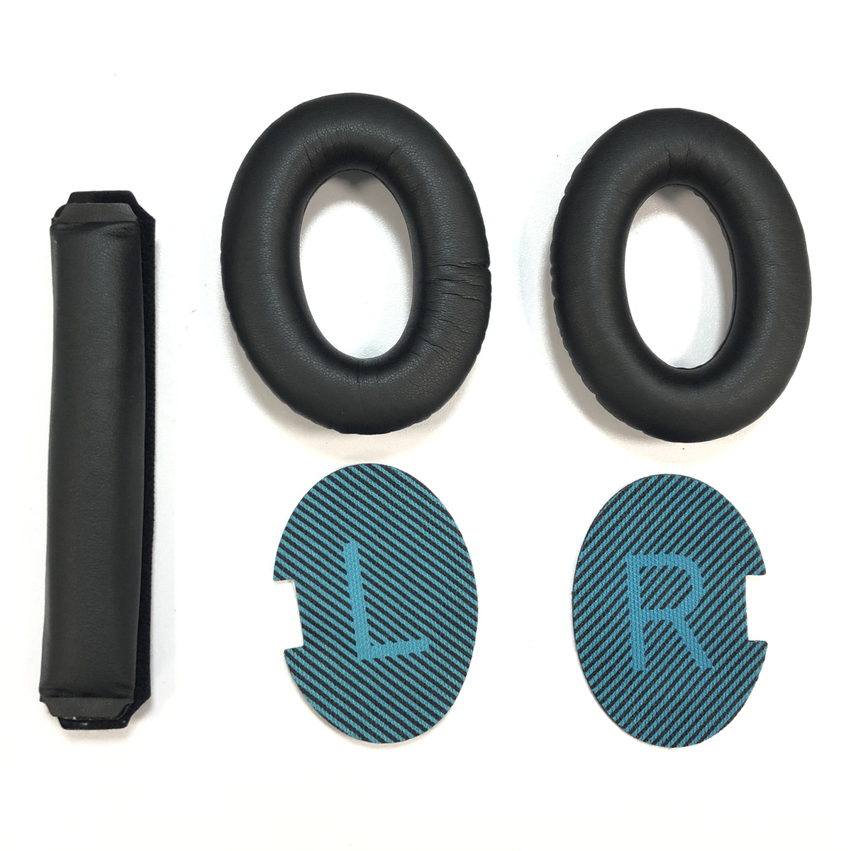Schwarze Ohrpolster und L/R-Pads auf weißem Hintergrund.
