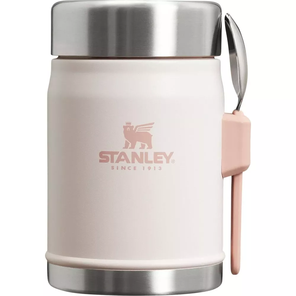 Gümüş kapaklı ve pembe tutucuya takılı kaşığı olan açık pembe Stanley mama kavanozu.
