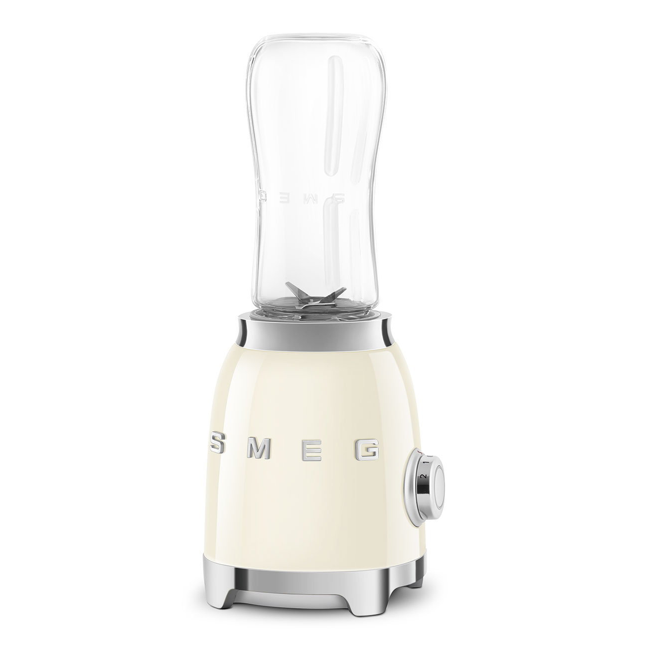 Un mixeur Smeg de couleur crème avec des accents argentés et un récipient en verre.