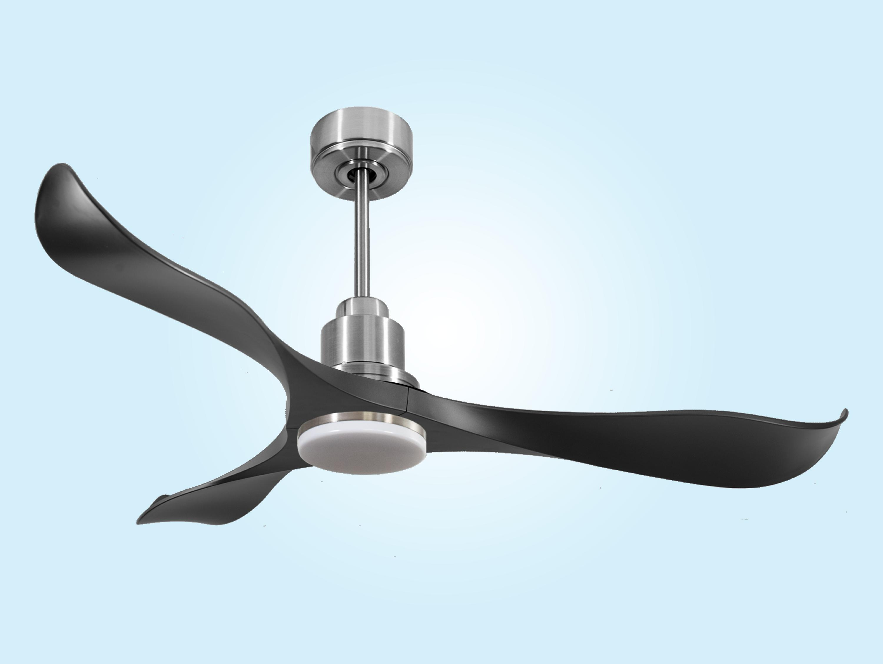 Un ventilador de techo moderno con tres aspas negras y curvas y luz integrada.
