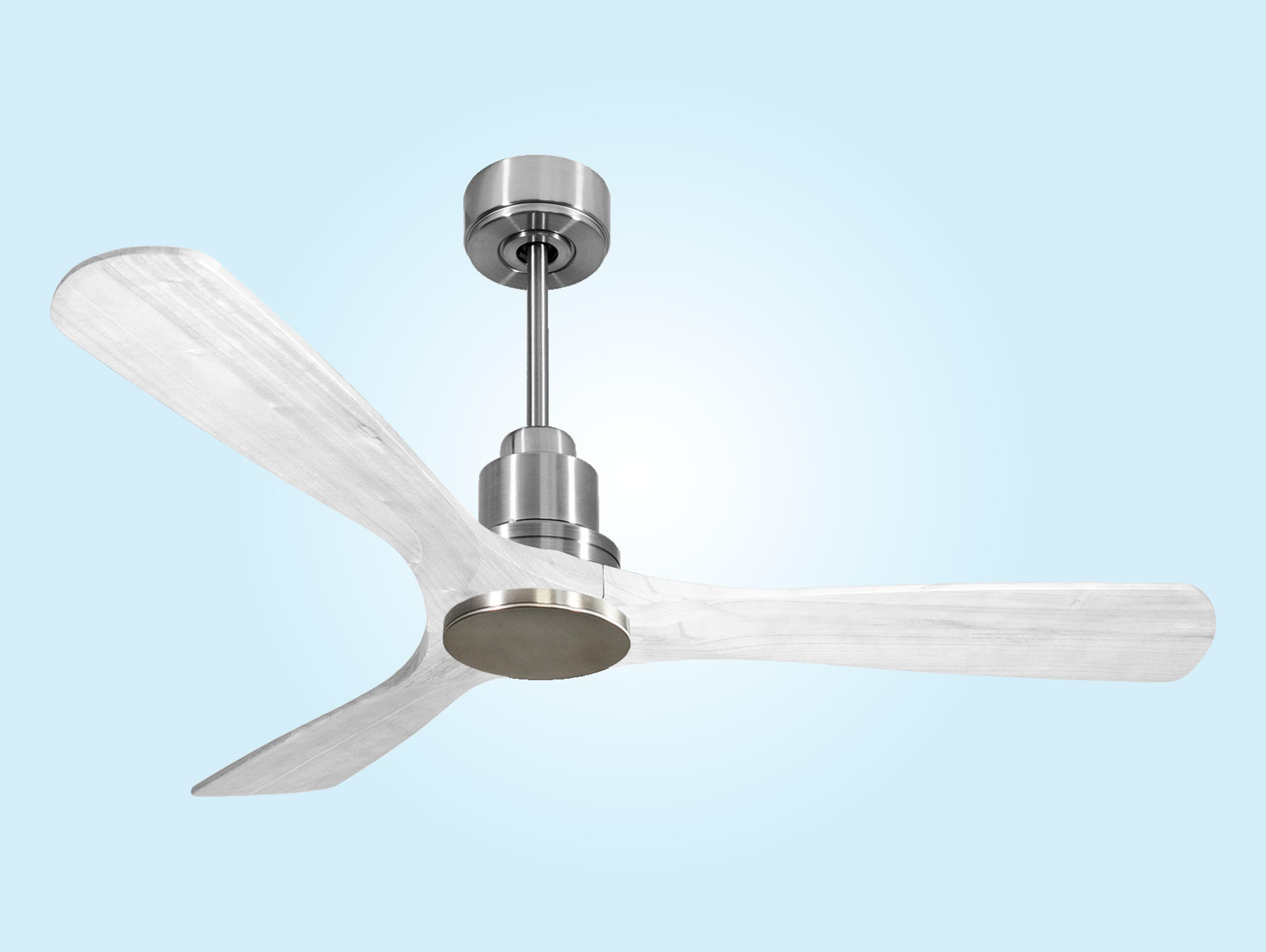 Un ventilador de techo con tres aspas de madera y carcasa metálica.