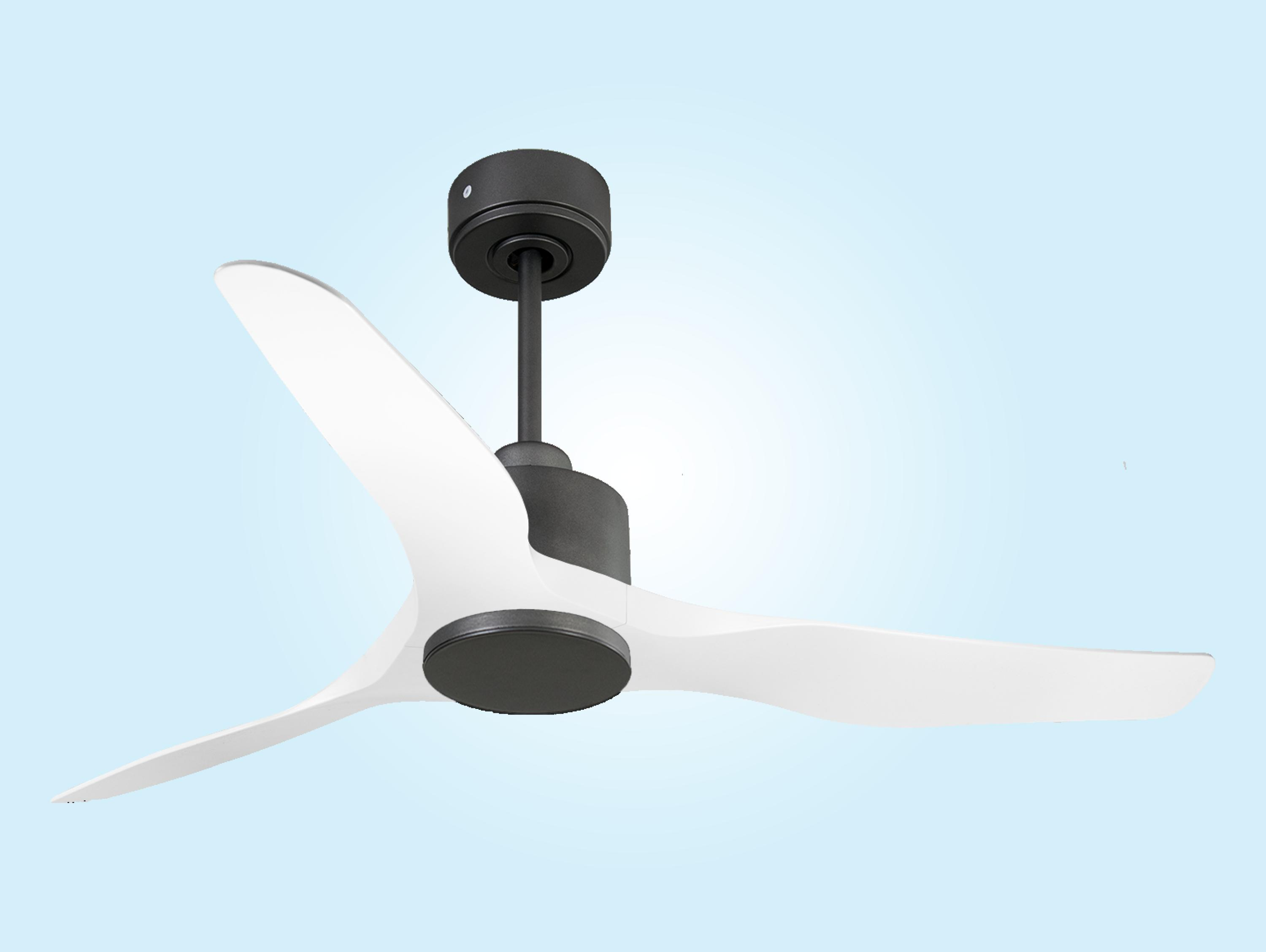 Ventilador de techo negro con tres aspas blancas sobre fondo azul.