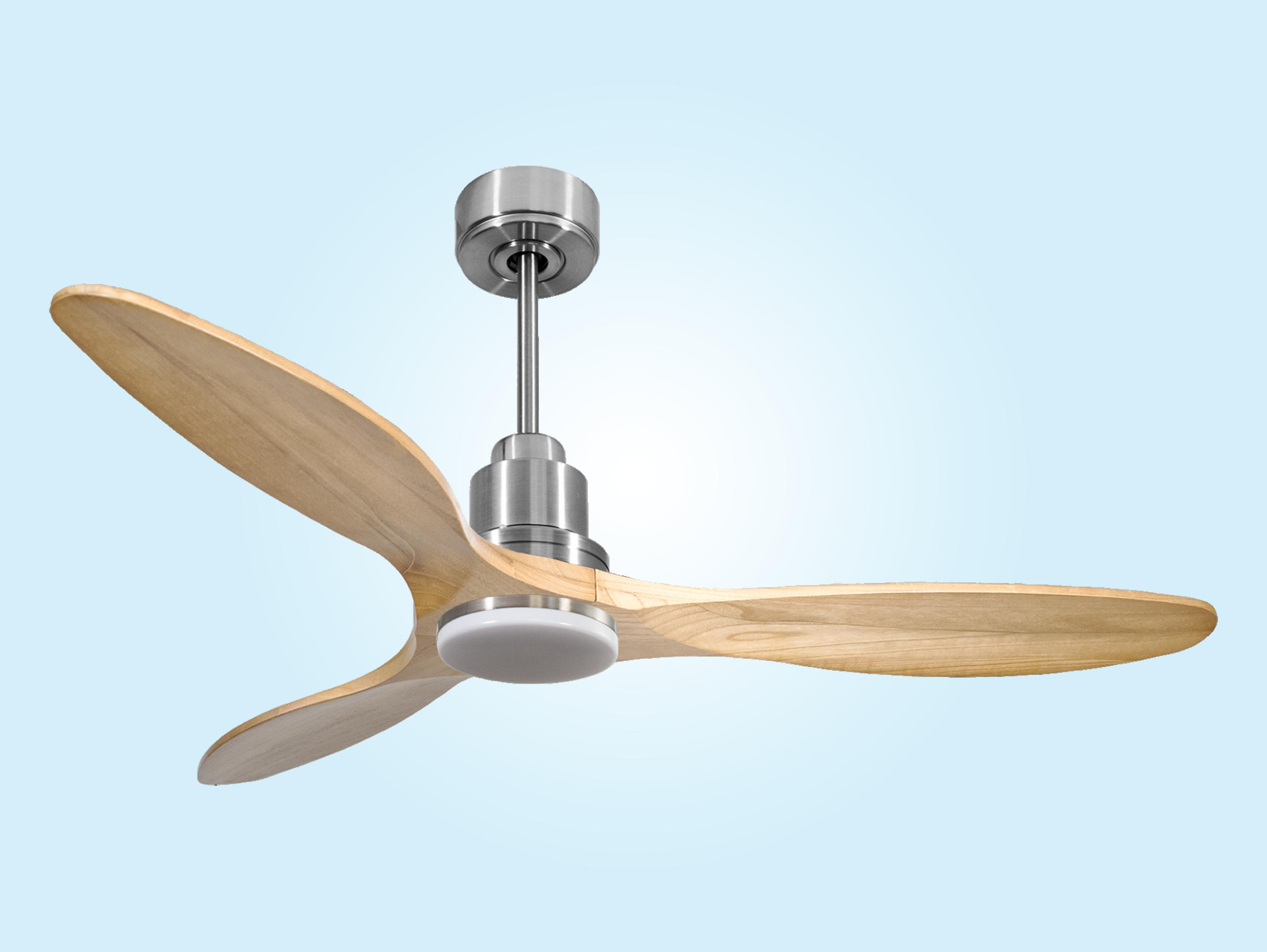 Un ventilador de techo con tres aspas de madera y luz, montado en varilla metálica.