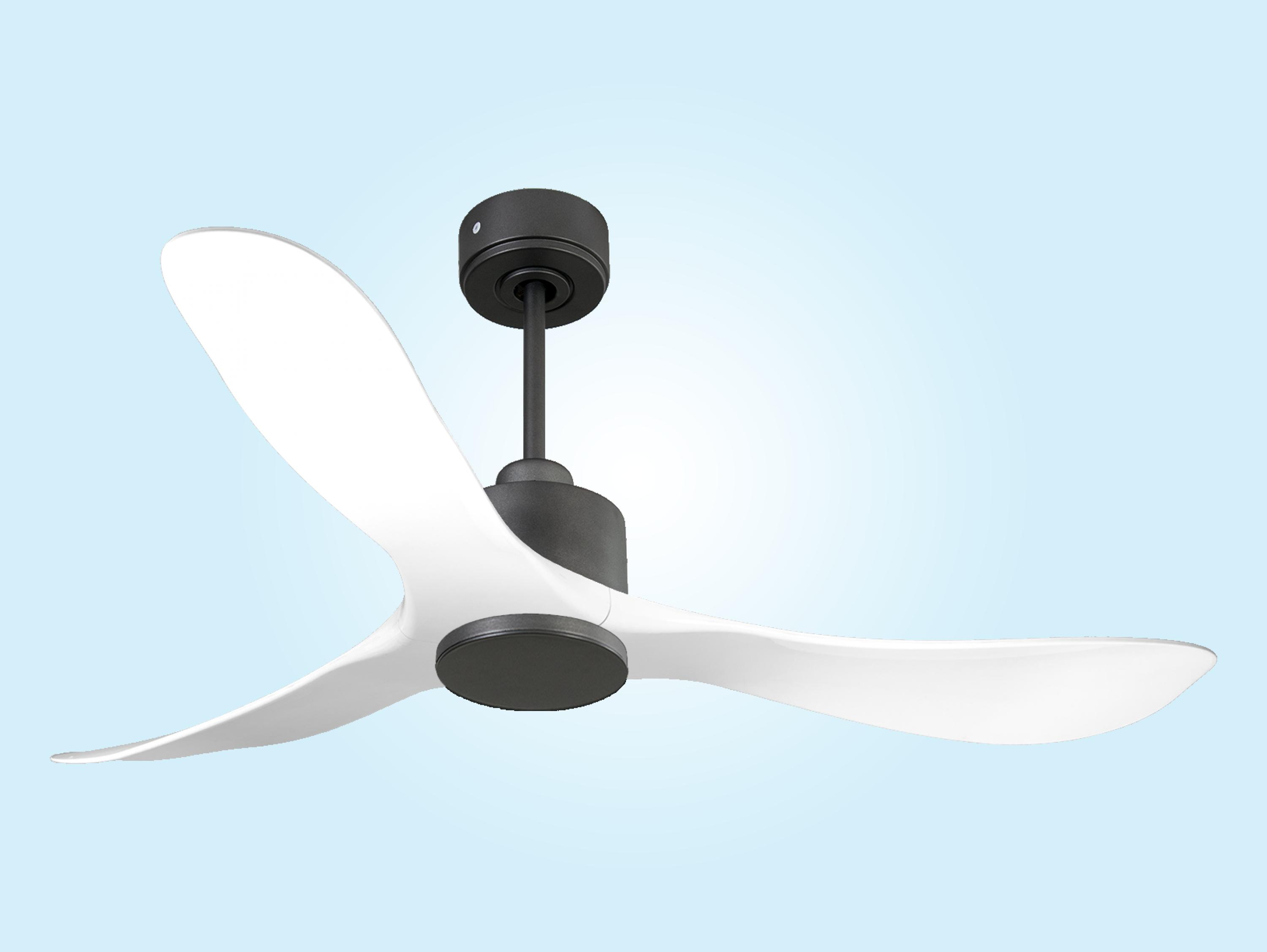 Un ventilador de techo moderno con tres aspas blancas curvas y carcasa negra.