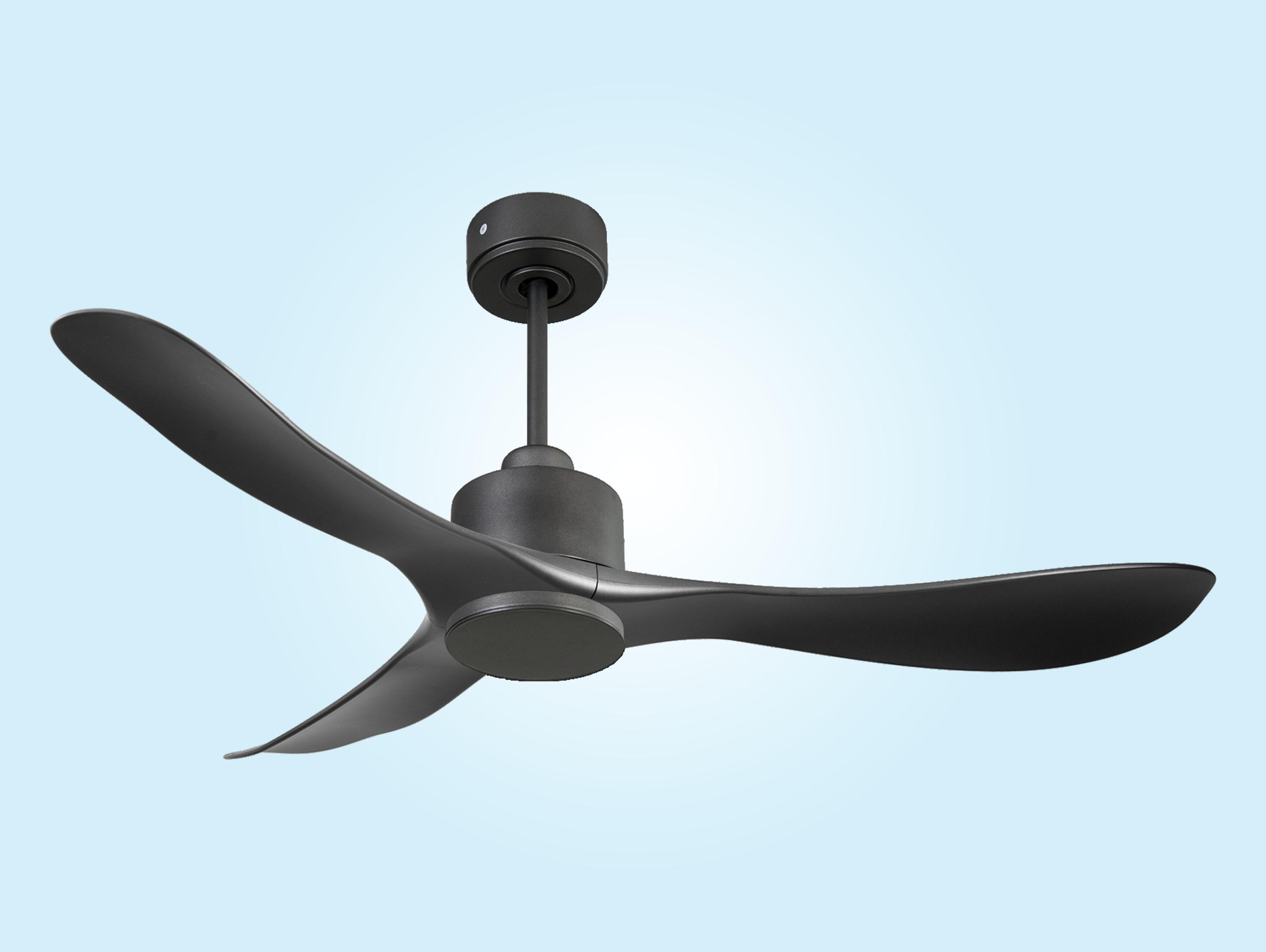 Un ventilador de techo negro con tres aspas sobre fondo azul.