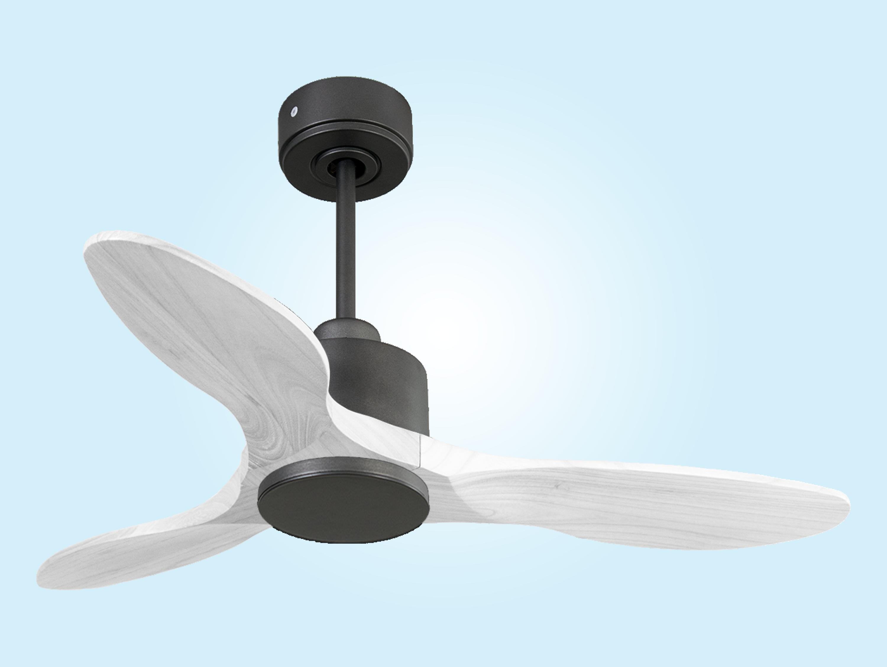 Un ventilador de techo moderno con tres aspas de madera clara y carcasa negra.