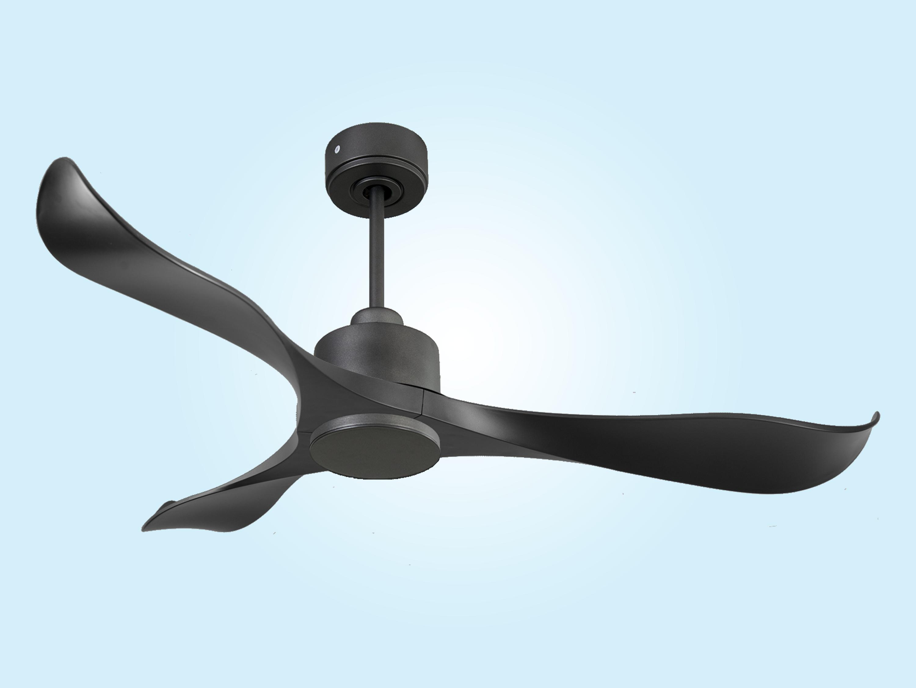 Un ventilador de techo negro con tres aspas curvas sobre un fondo azul claro.