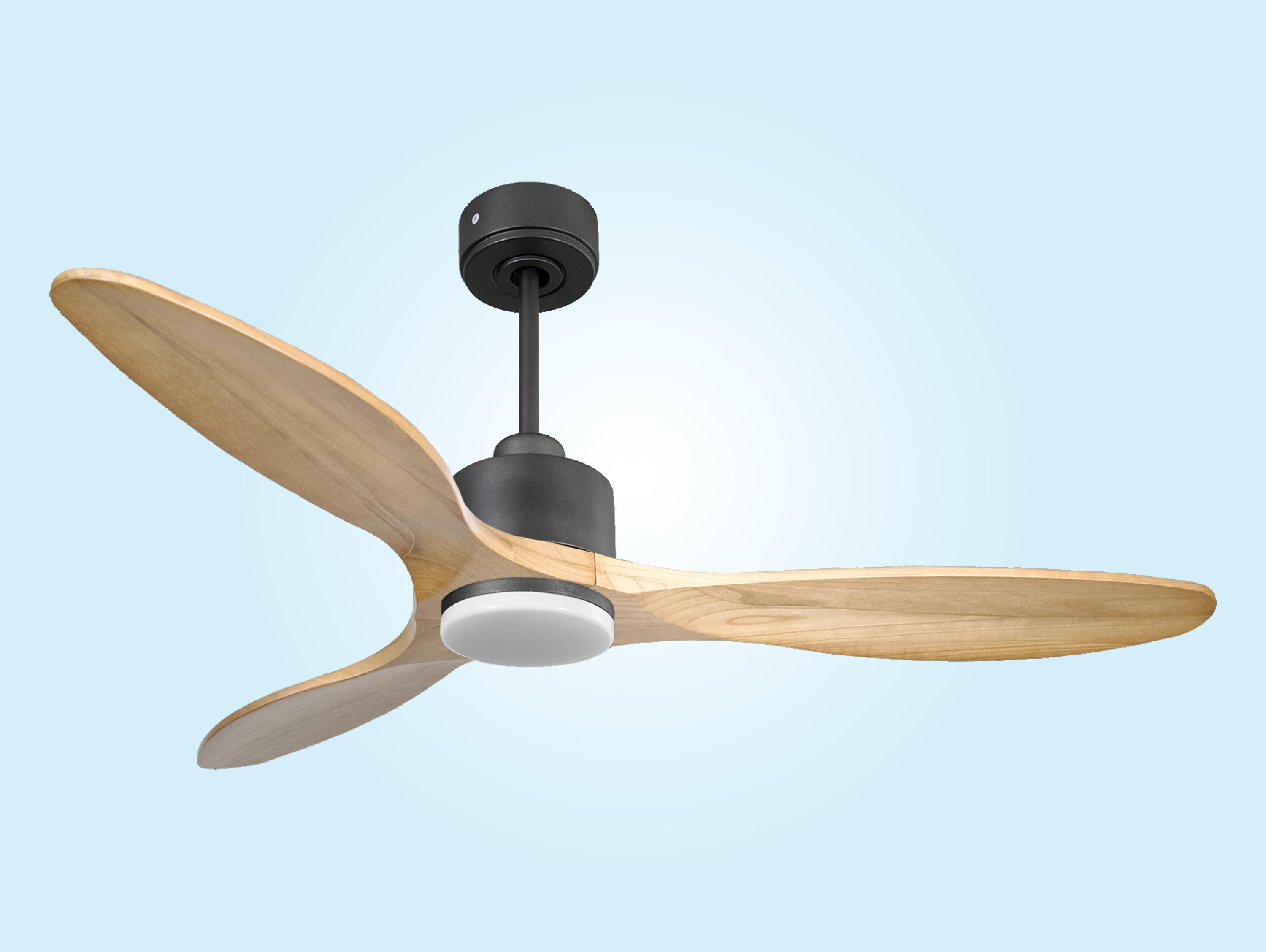 Un ventilador de techo moderno con tres aspas de madera y luz integrada.