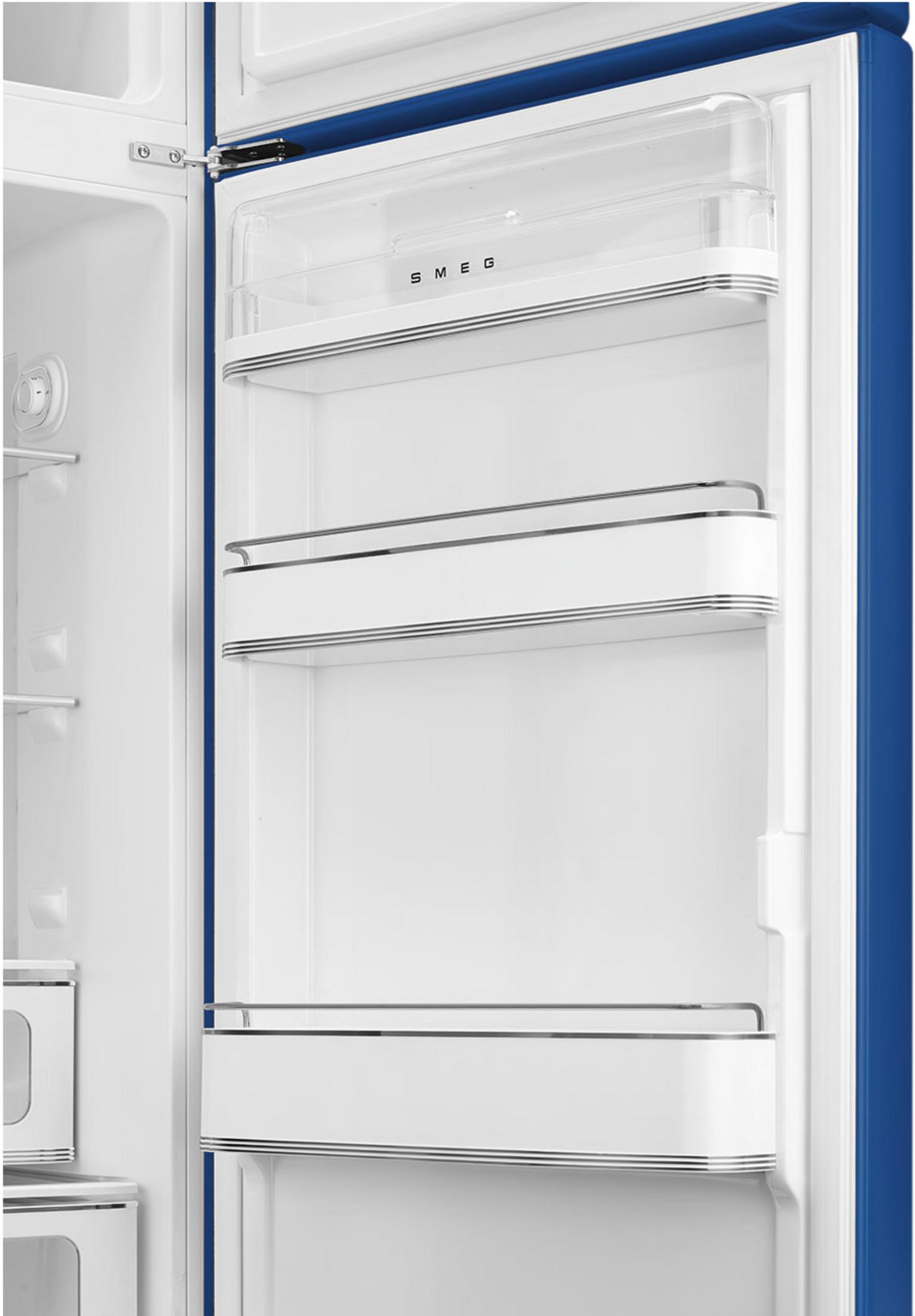 Interior azul de refrigerador con estantes blancos y detalles plateados.
