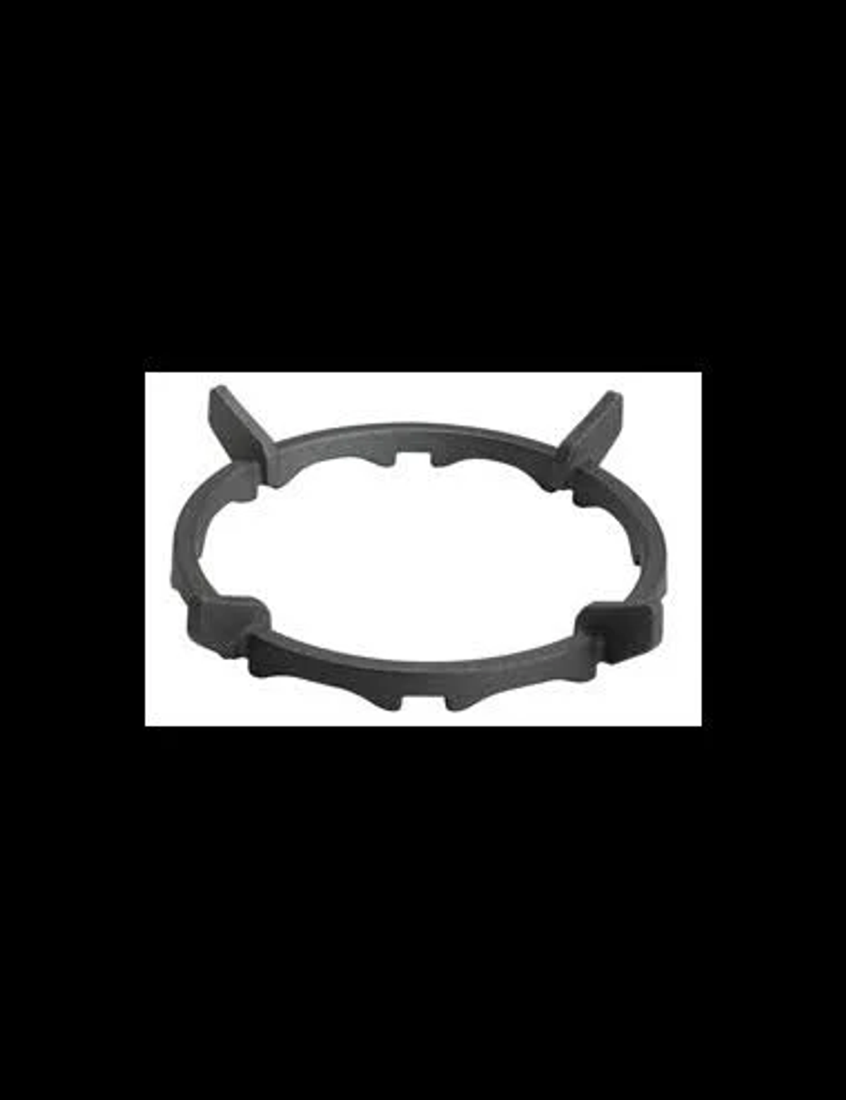 Un soporte redondo y negro para ollas con cuatro puntas, sobre fondo blanco.