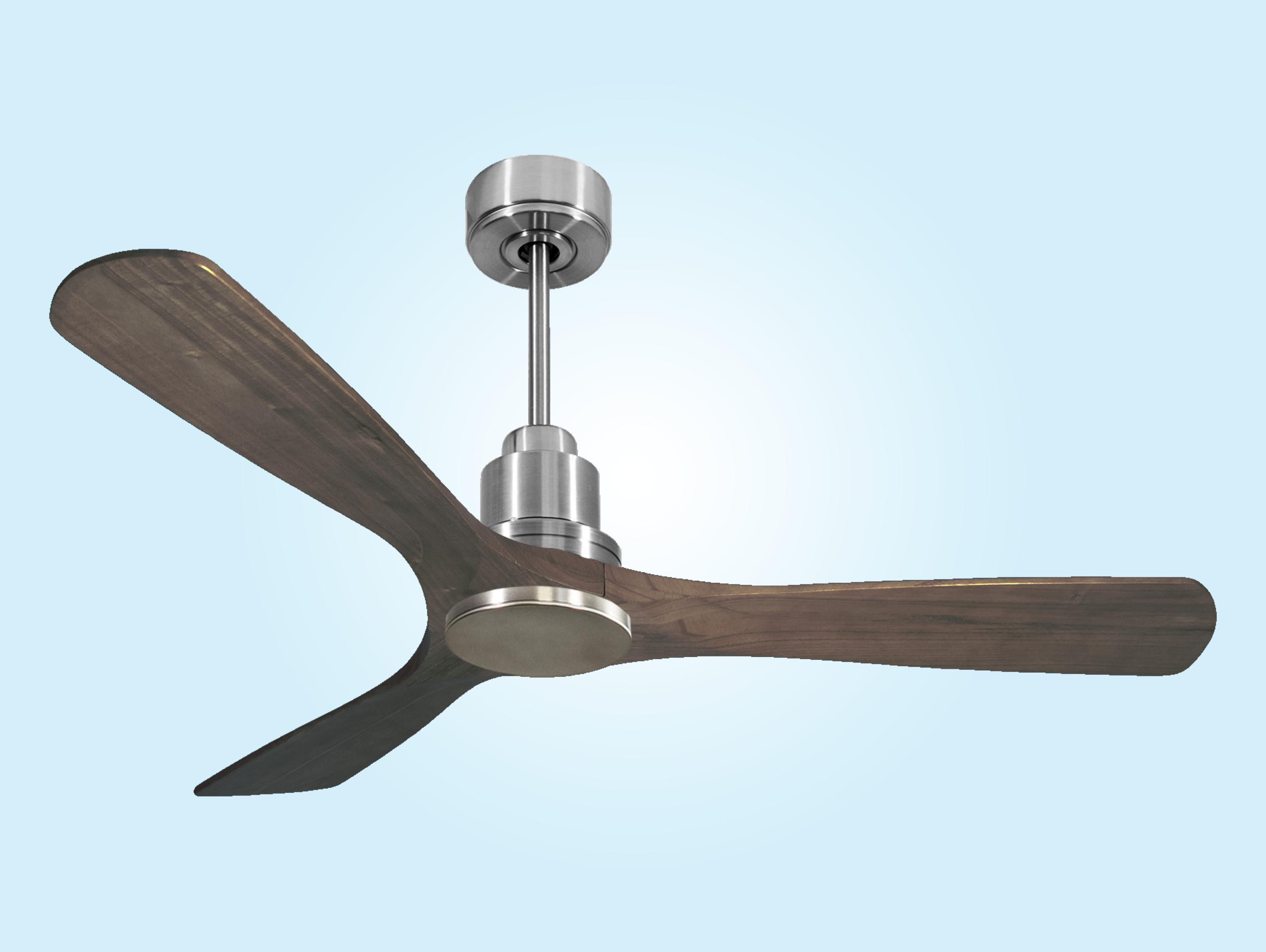 Un ventilador de techo con tres aspas de madera y carcasa metálica.