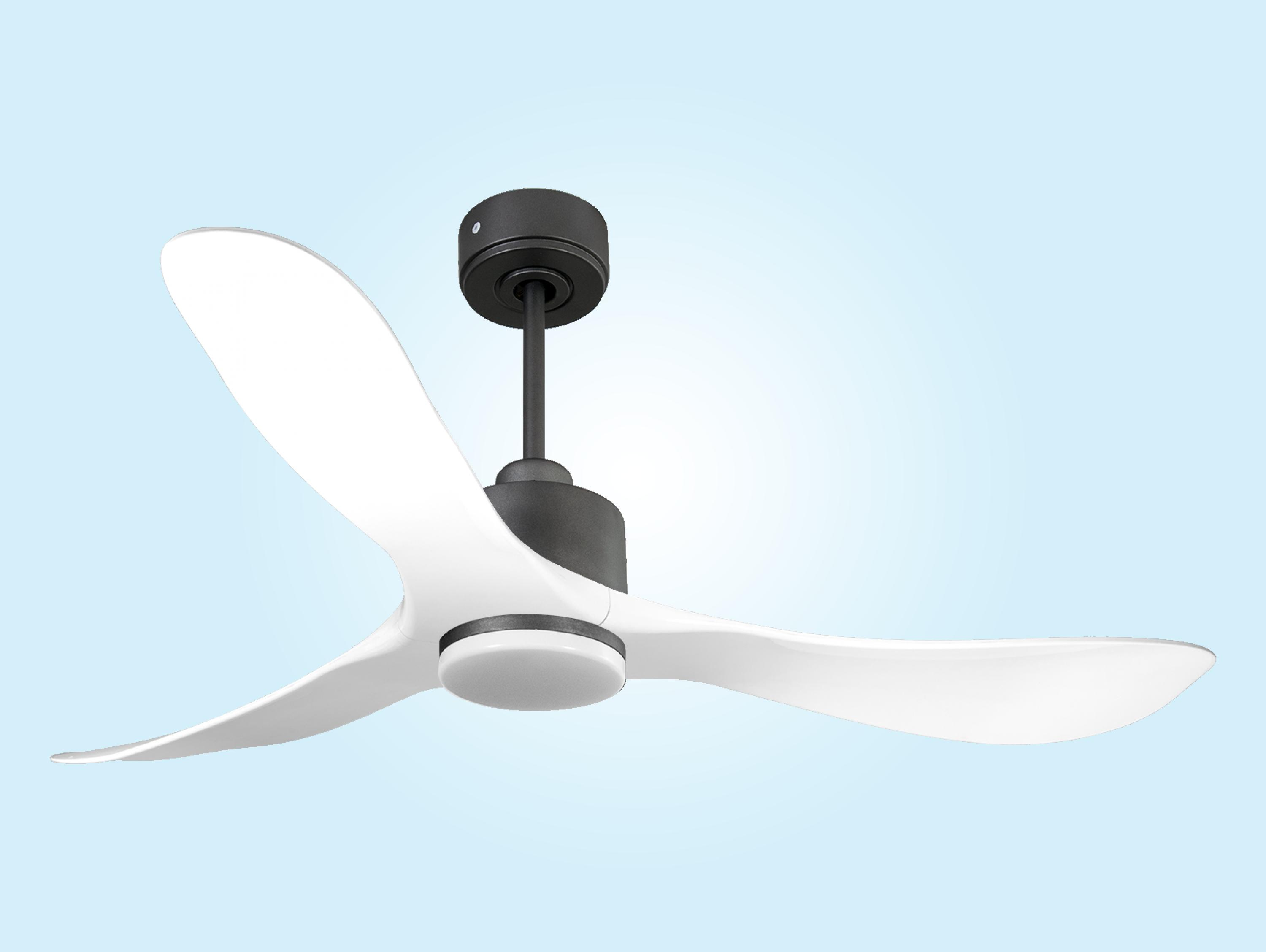 Un ventilador de techo moderno con tres aspas blancas y carcasa negra.