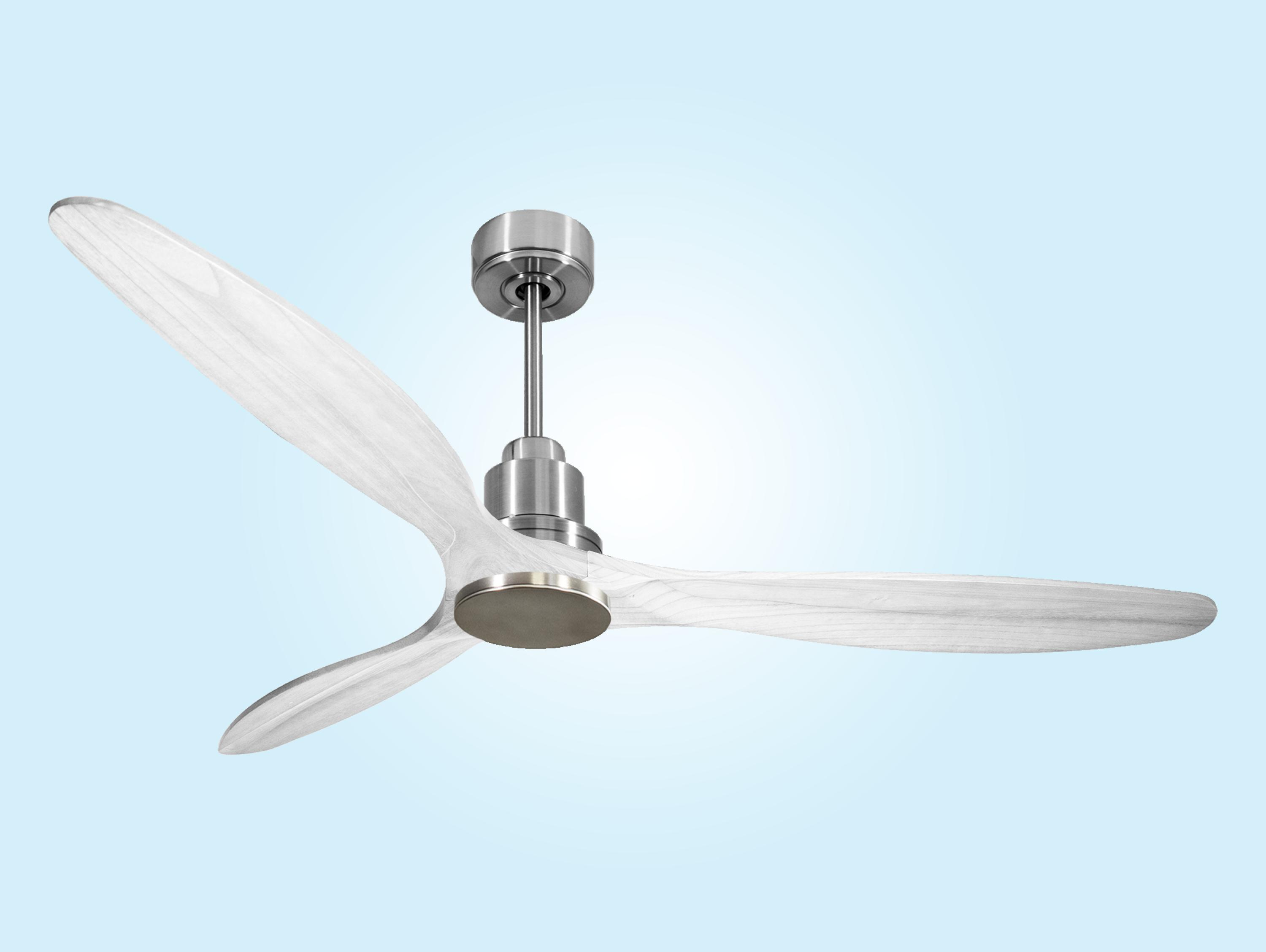 Un ventilador de techo moderno con tres aspas de madera clara y partes metálicas plateadas.