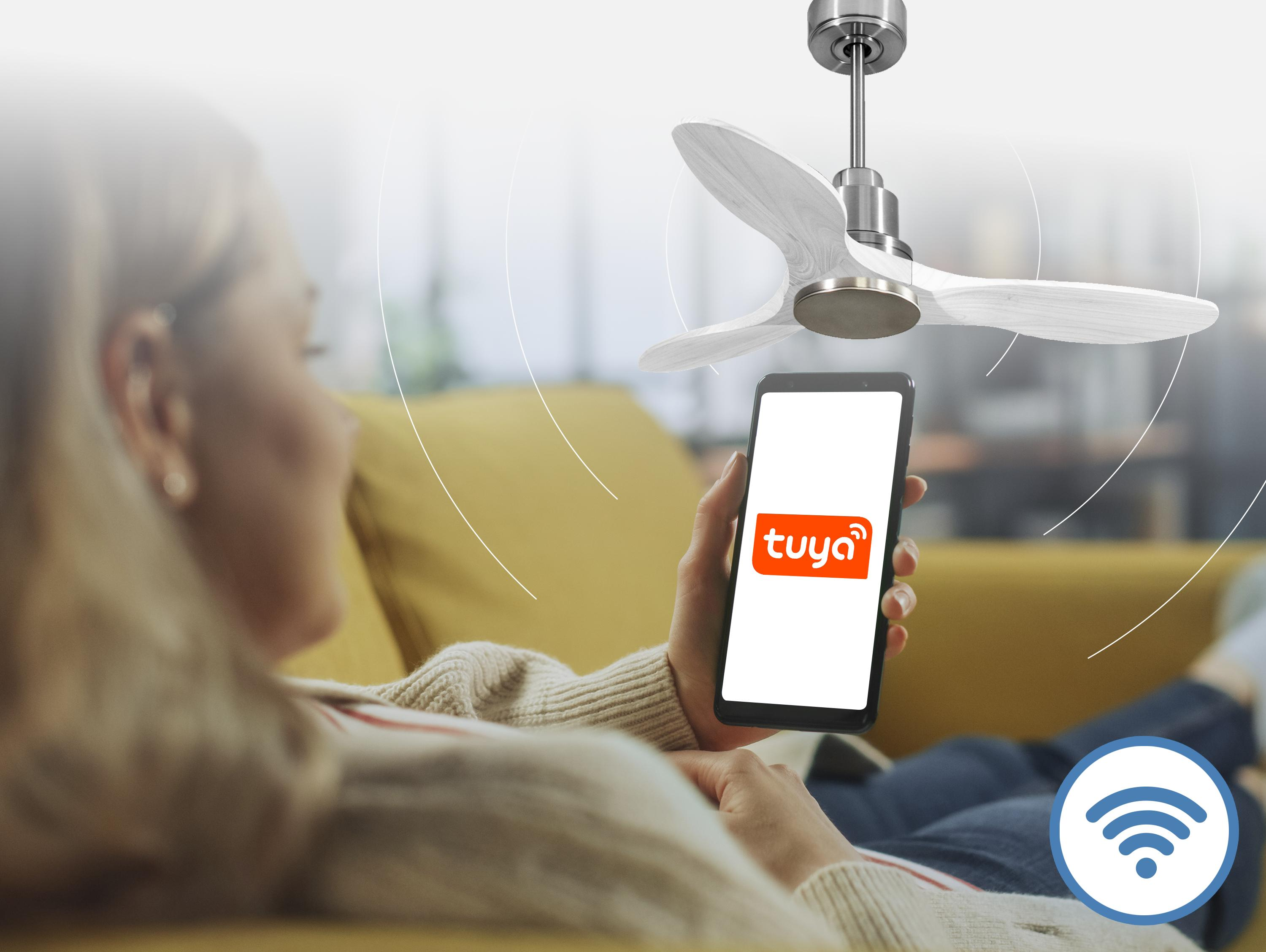 Una persona controla un ventilador de techo con la app Tuya en su smartphone.