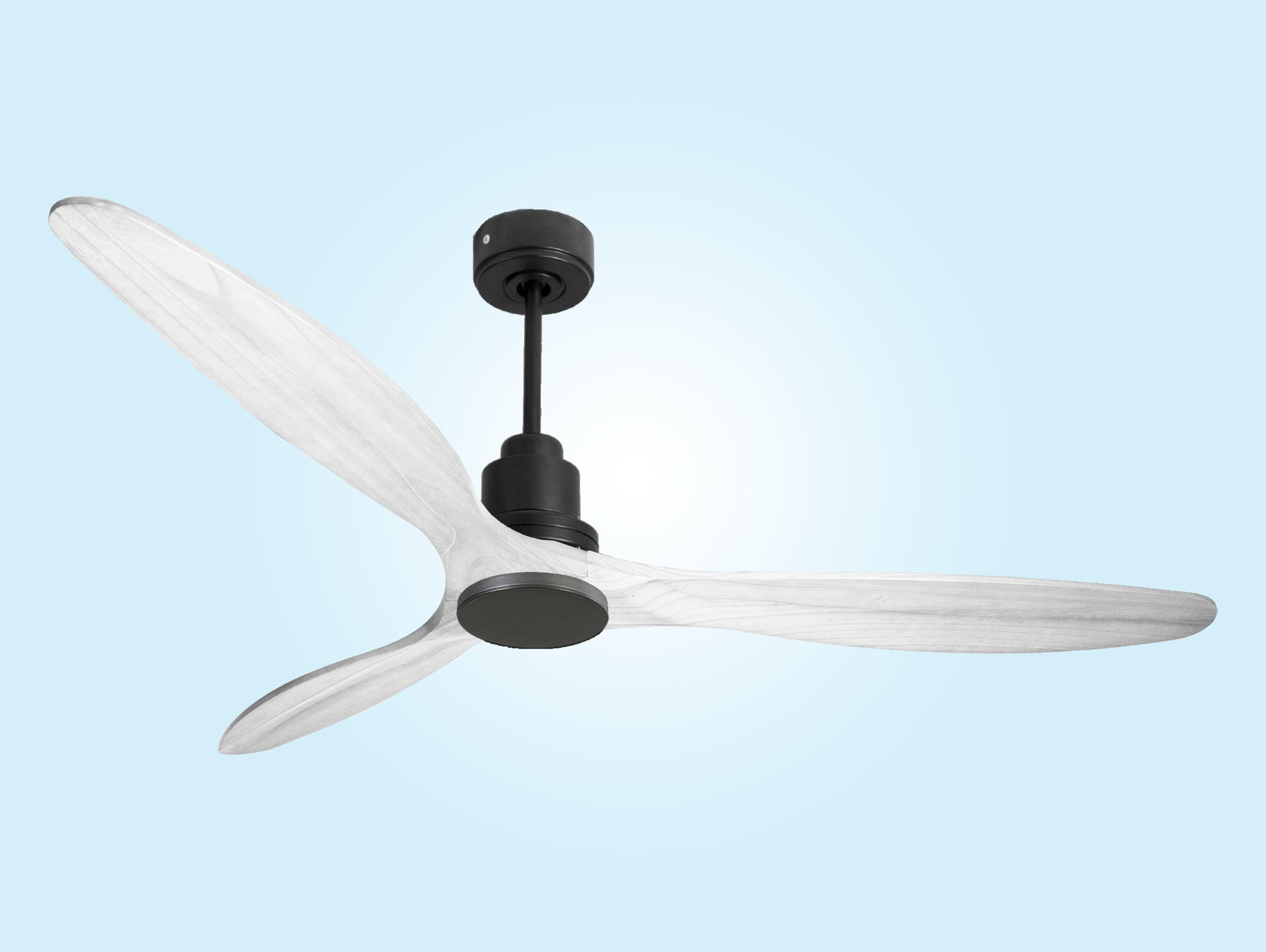 Un ventilador de techo moderno con tres aspas de madera clara y carcasa negra.