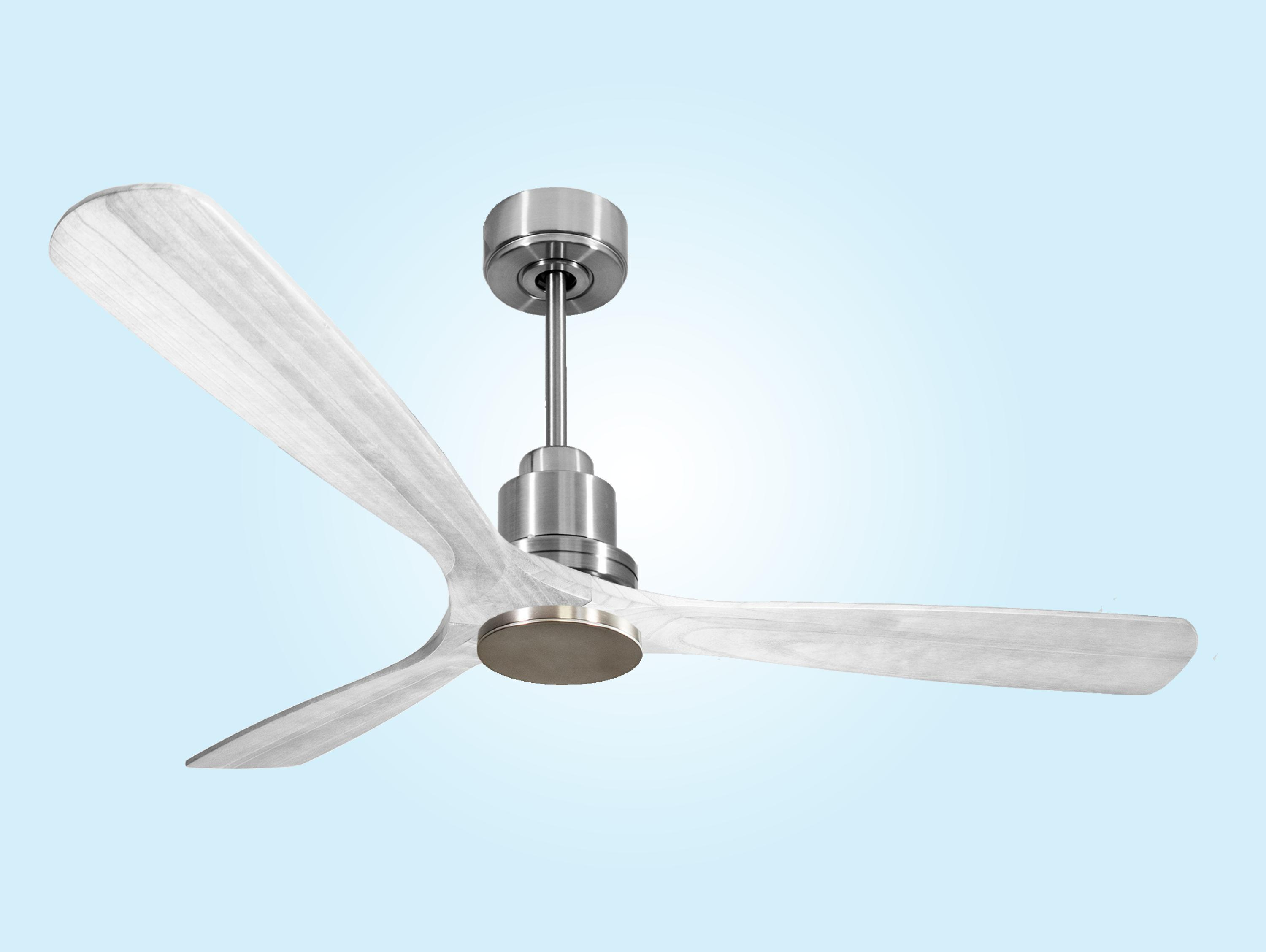 Un ventilador de techo con tres aspas de listones de madera clara y herrajes plateados.