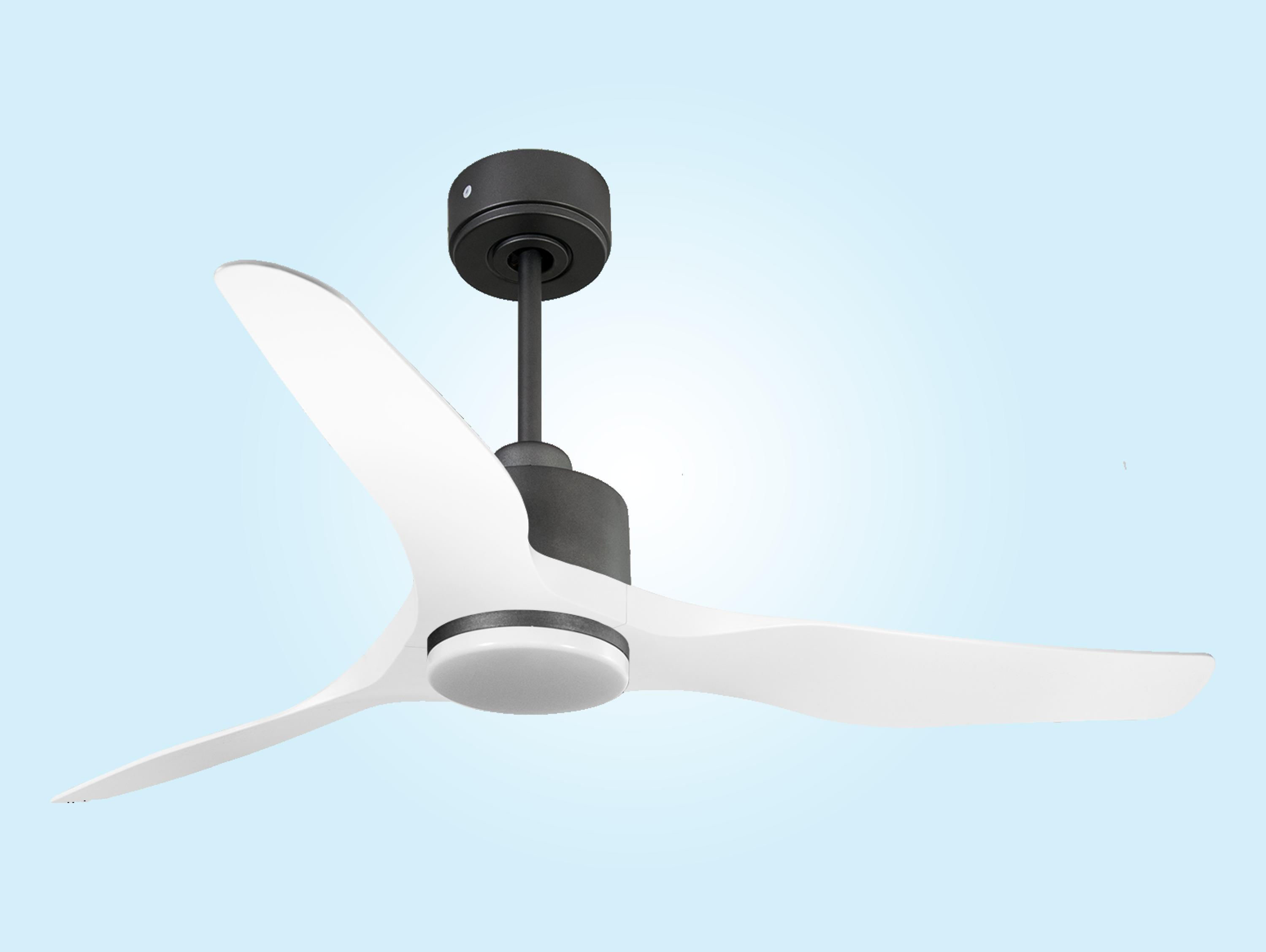 Un ventilador de techo moderno con tres aspas blancas y carcasa negra.