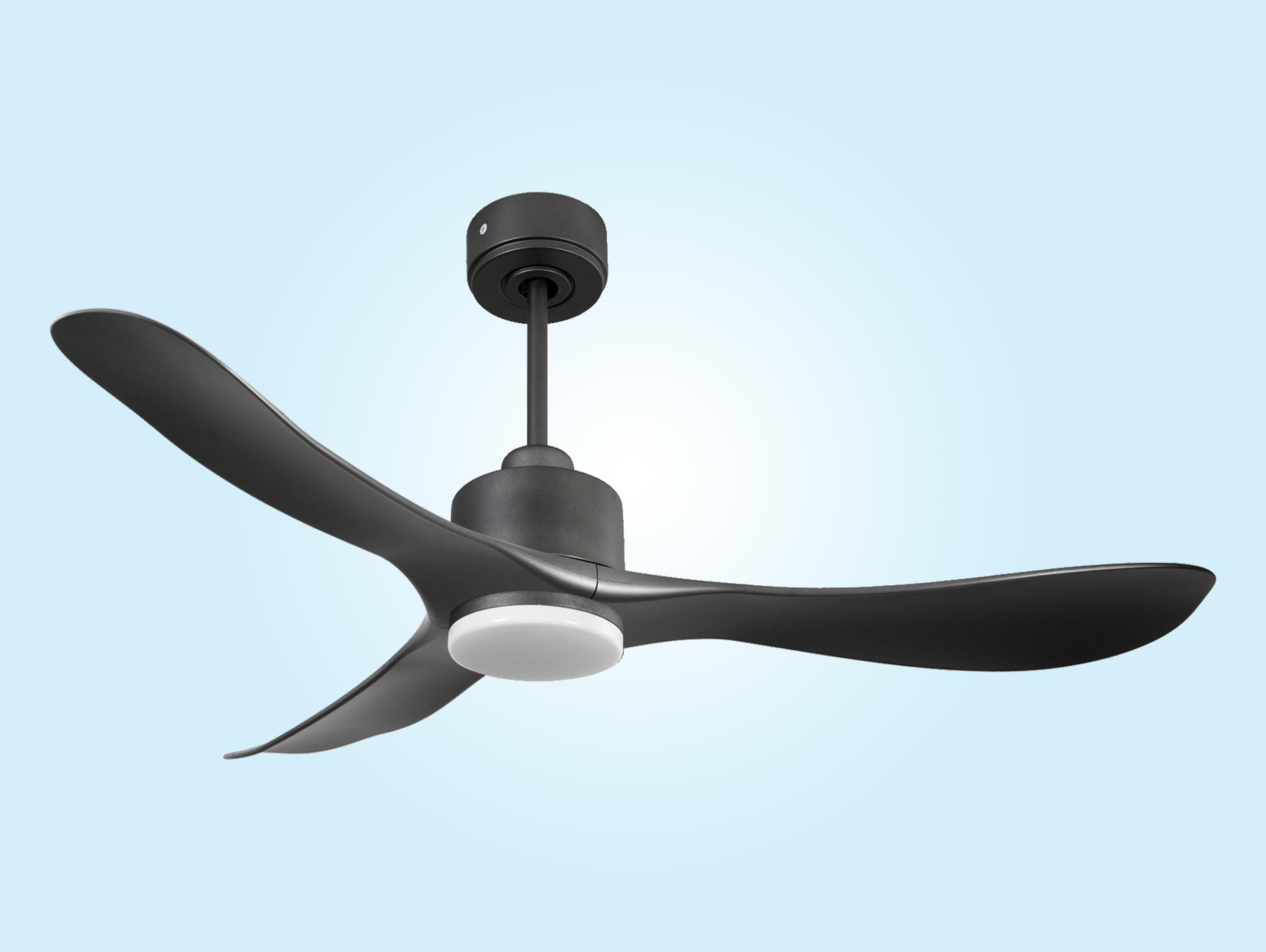 Ventilador de techo negro con tres aspas y luz integrada.