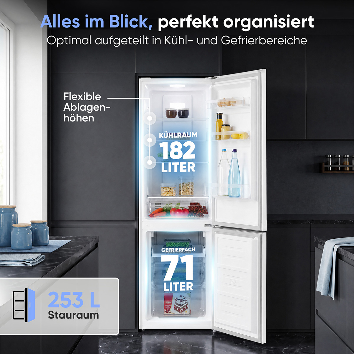 Offener weißer Kühlschrank mit Lebensmitteln und Beschriftungen für Kühl- und Gefrierbereich.