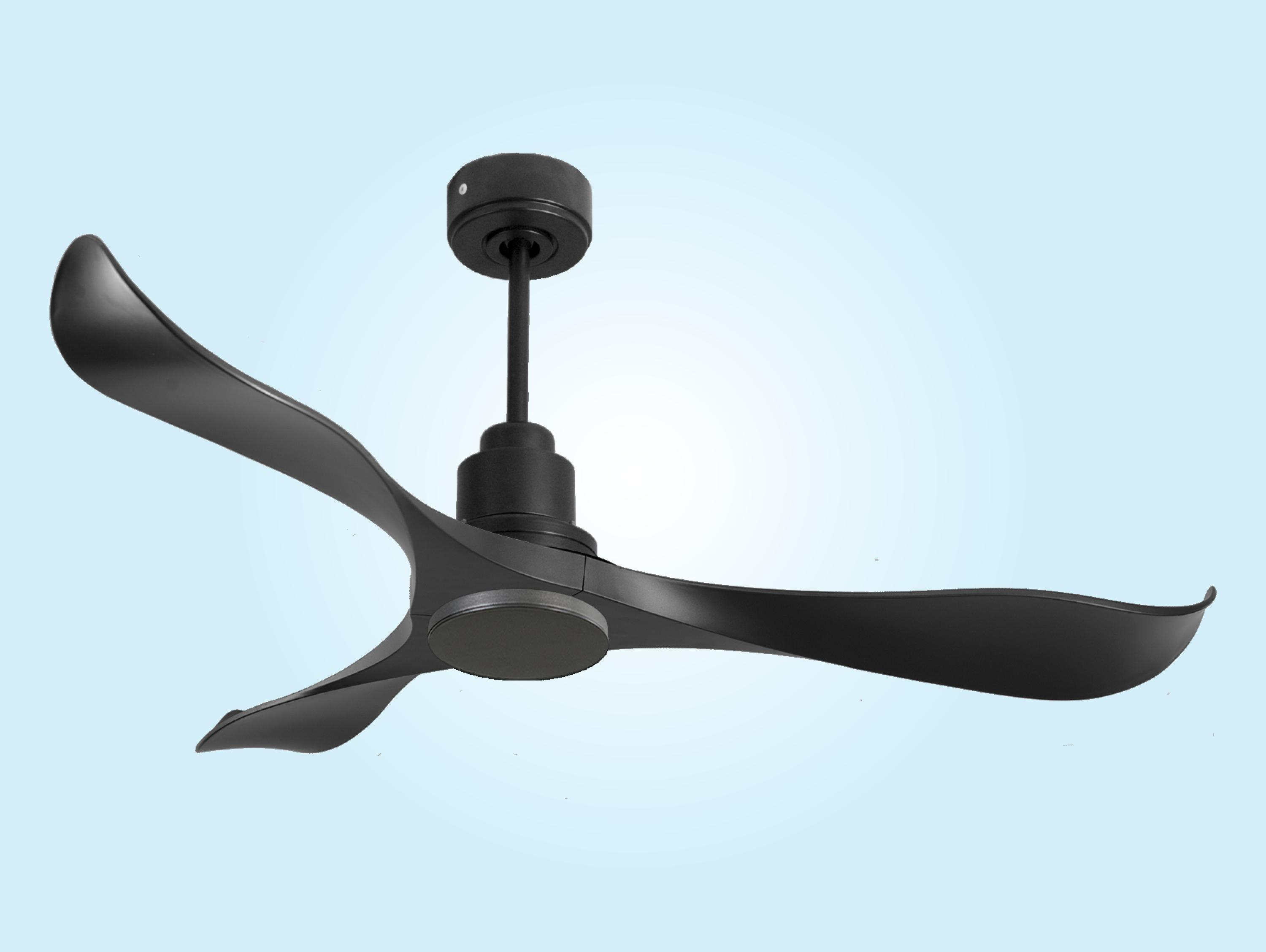 Ventilador de techo negro con tres aspas curvas sobre fondo azul claro.