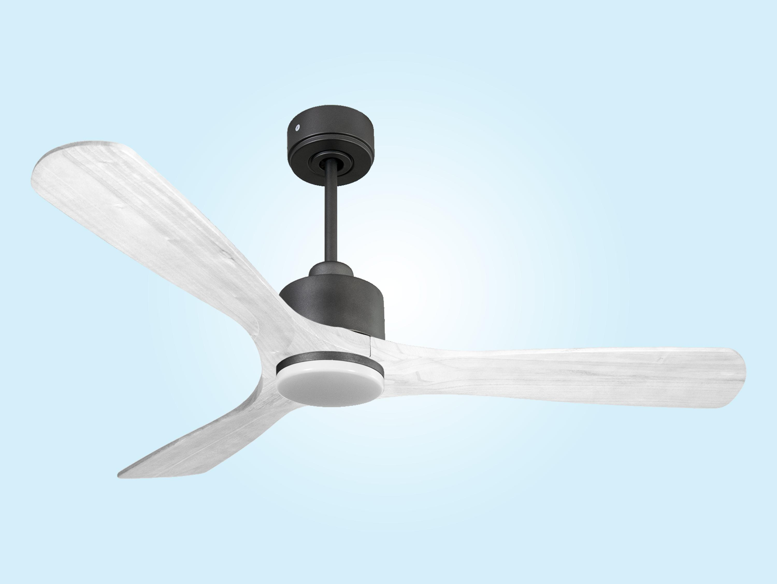 Un ventilador de techo oscuro con tres aspas de madera clara y luz integrada.