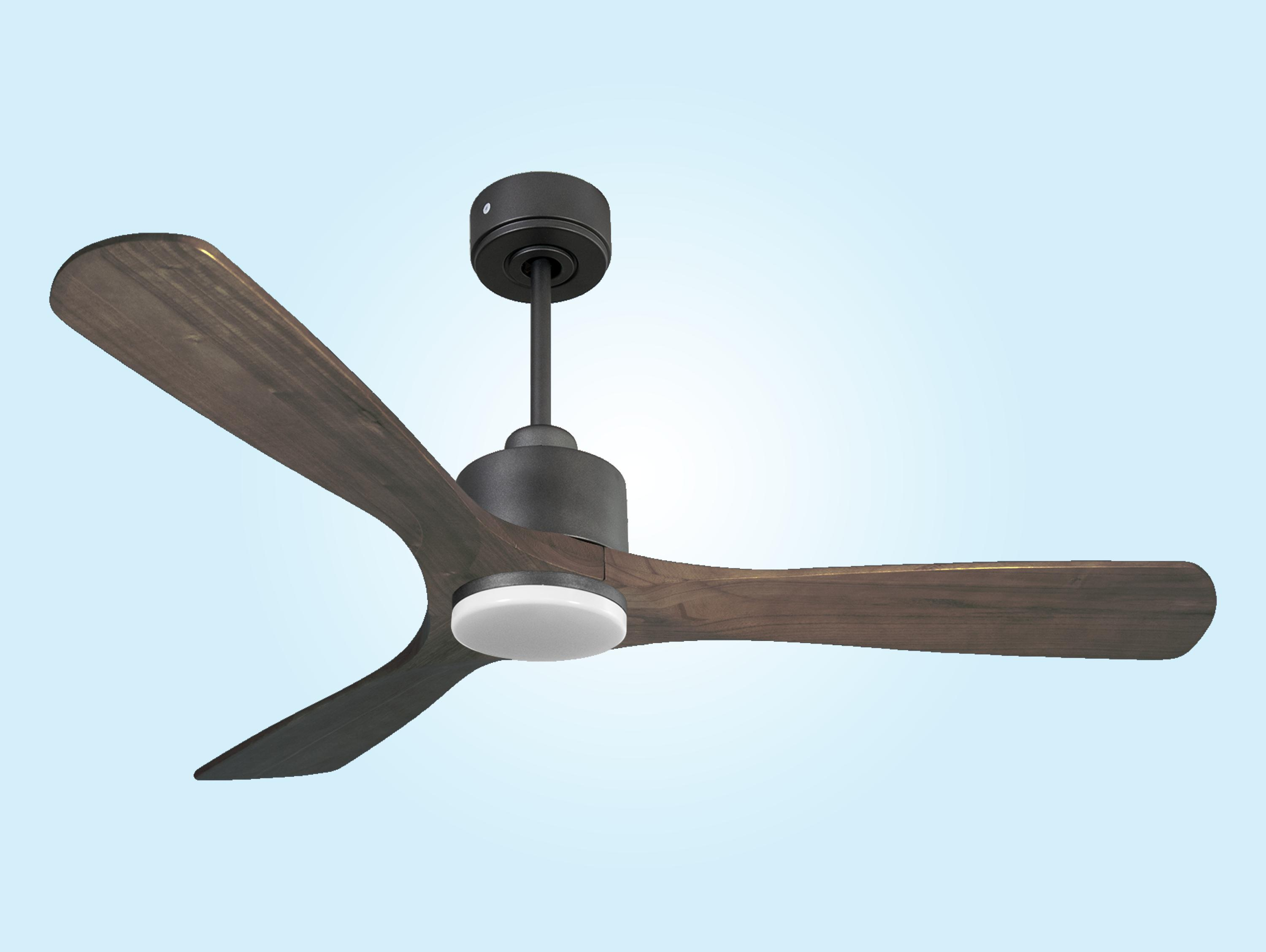 Ventilador de techo negro con tres aspas de madera y luz integrada.