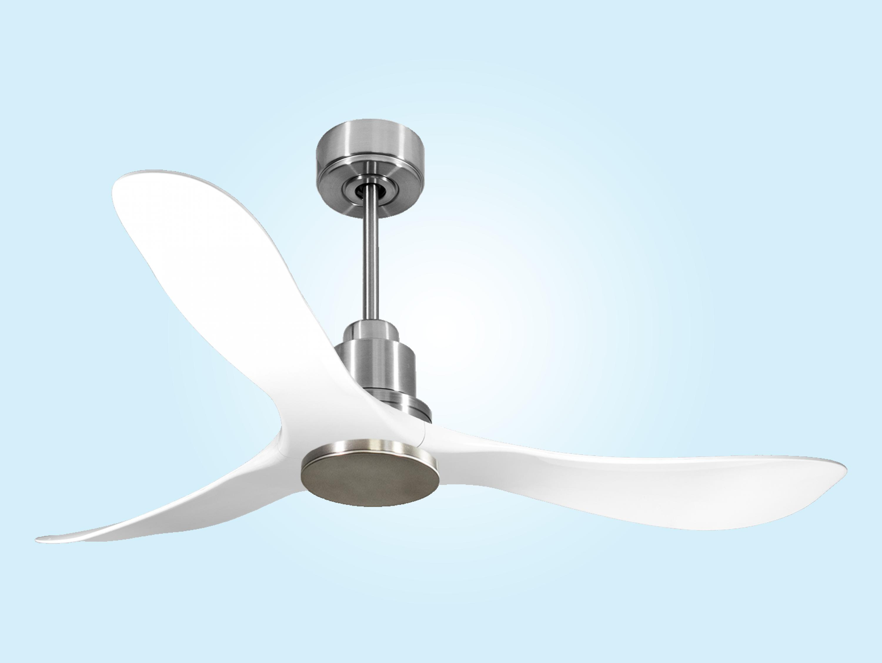 Un ventilador de techo moderno con tres aspas blancas y carcasa de metal plateado.